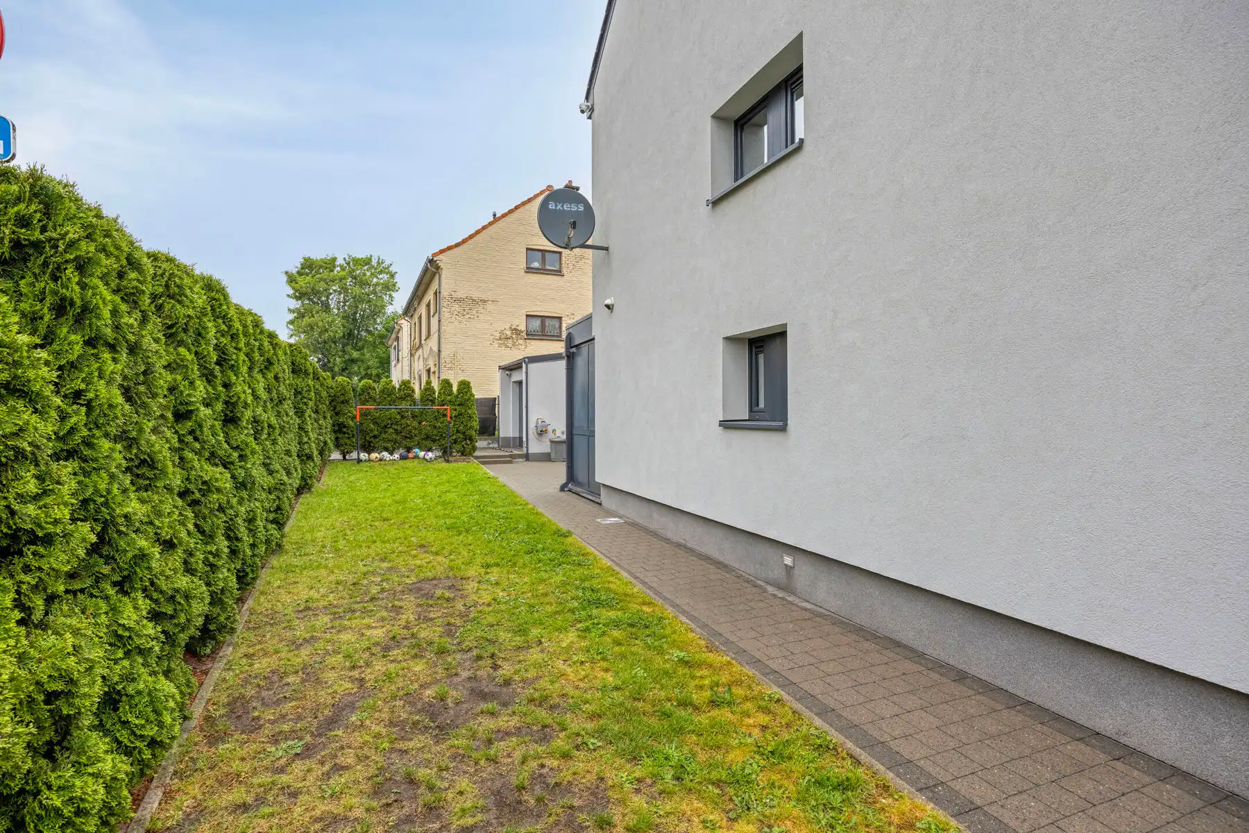 Gerenoveerde woning met 3 slaapkamers, 2 badkamers en garage foto 25