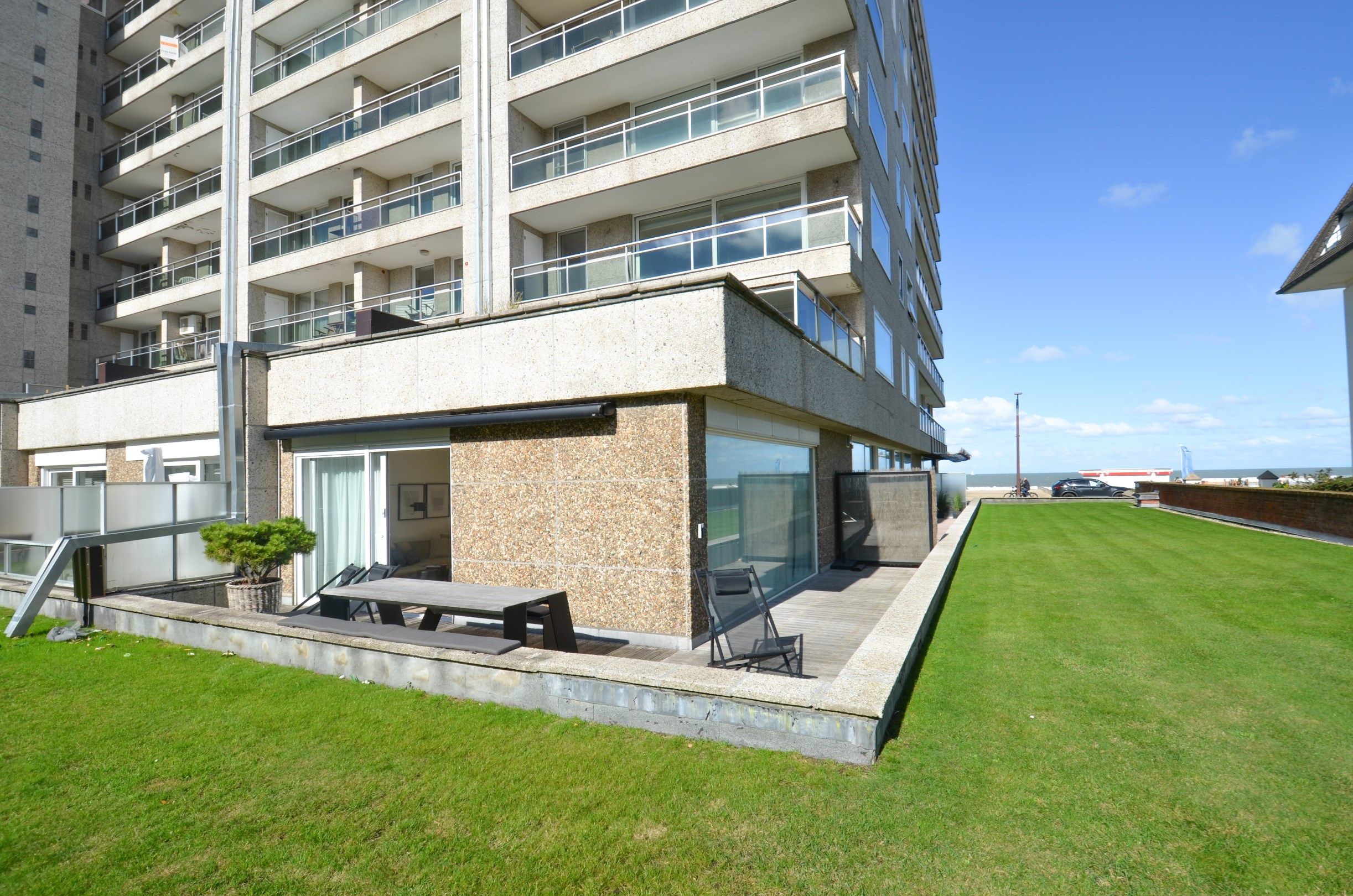 Volledig gerenoveerd hoek-appartement met een ruim zuid gericht terras gelegen aan de Zeedijk in het Zoute. foto 2