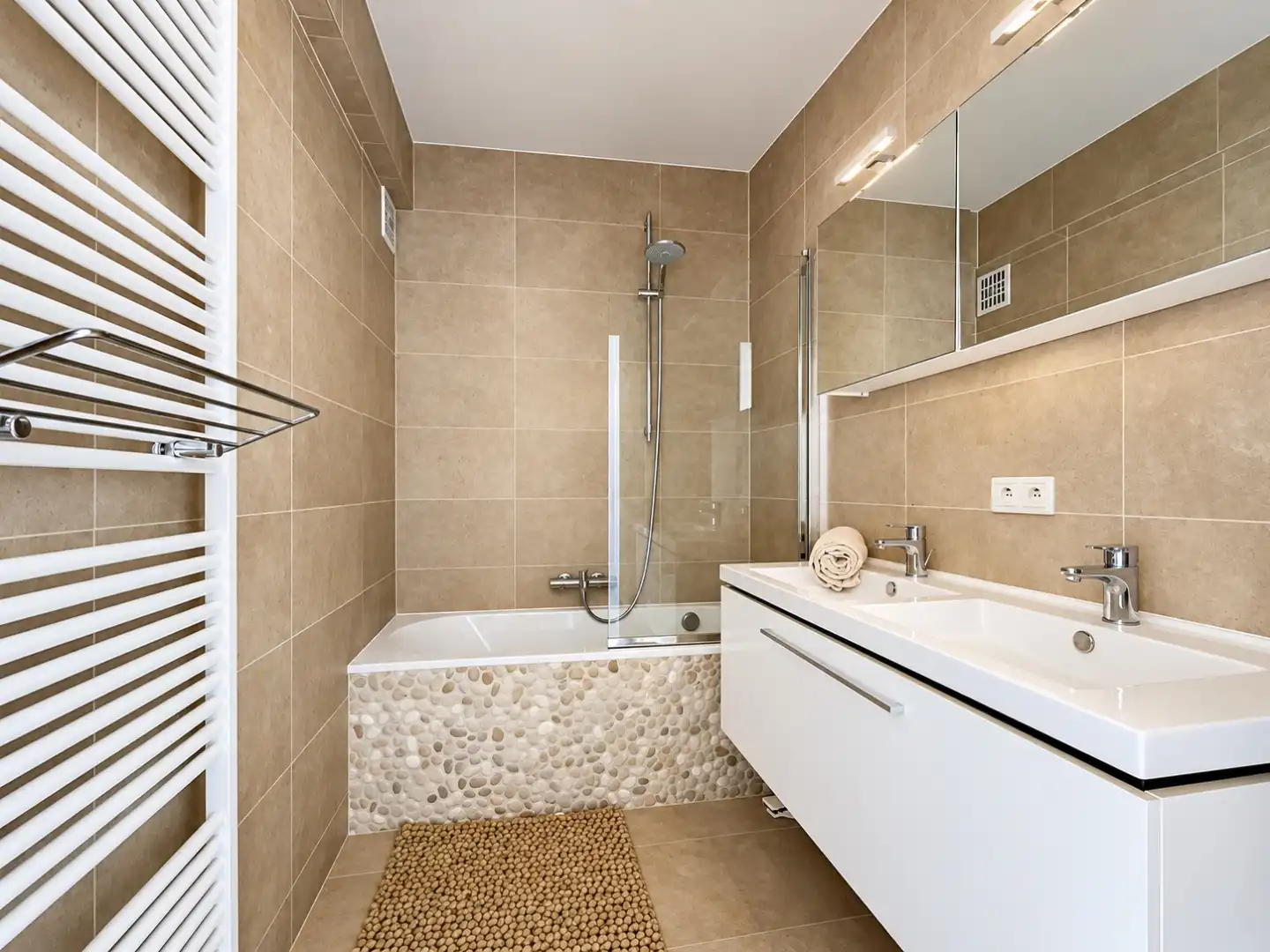 Gerenoveerd appartement met panoramisch zeezicht. foto 9