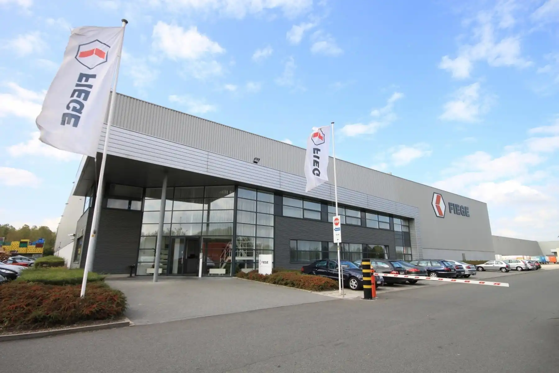 Industrieel gebouw op toplocatie in Puurs te huur foto 3