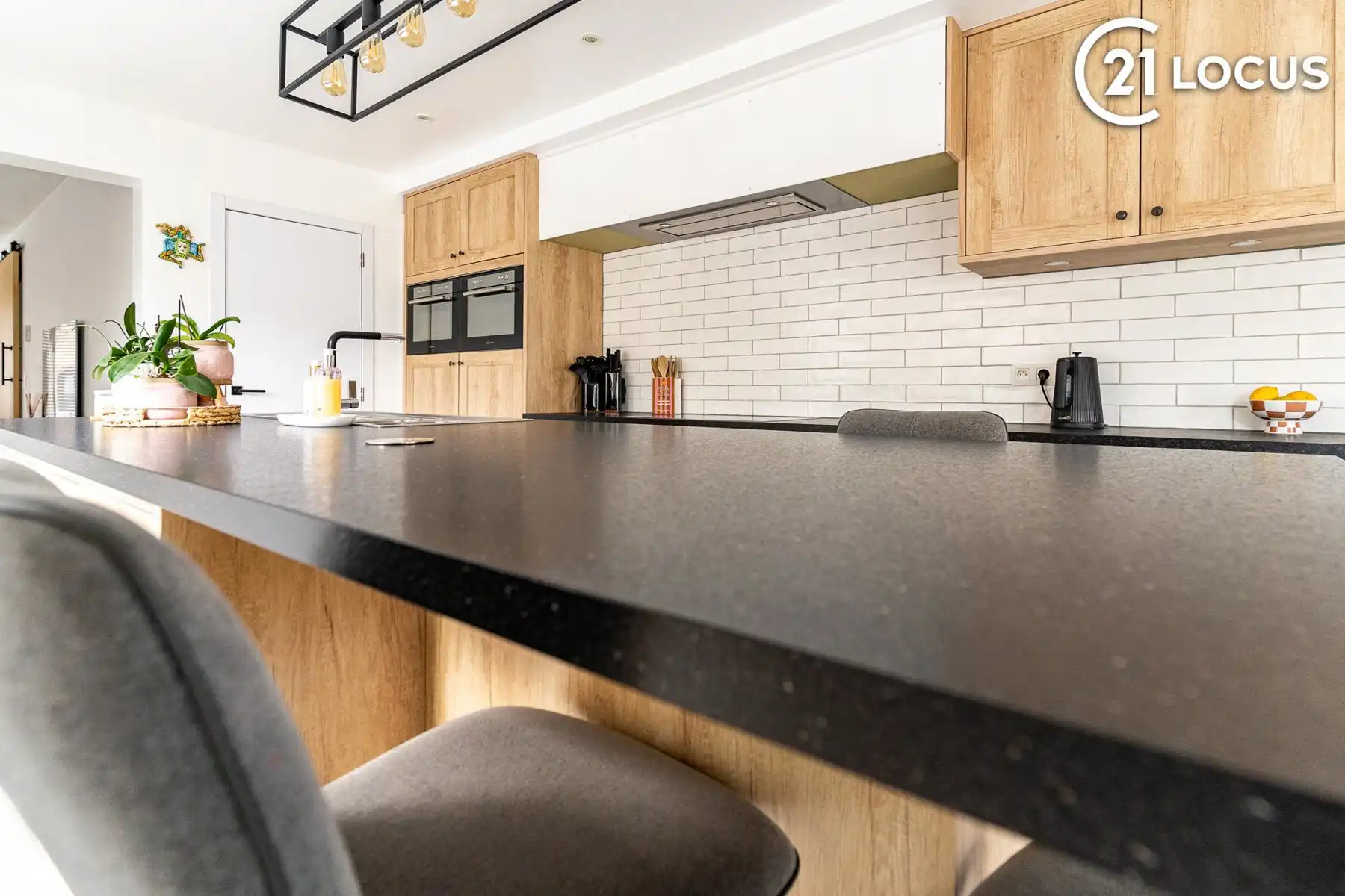 Lichtrijke woning met ruime leefkeuken en garage foto 9