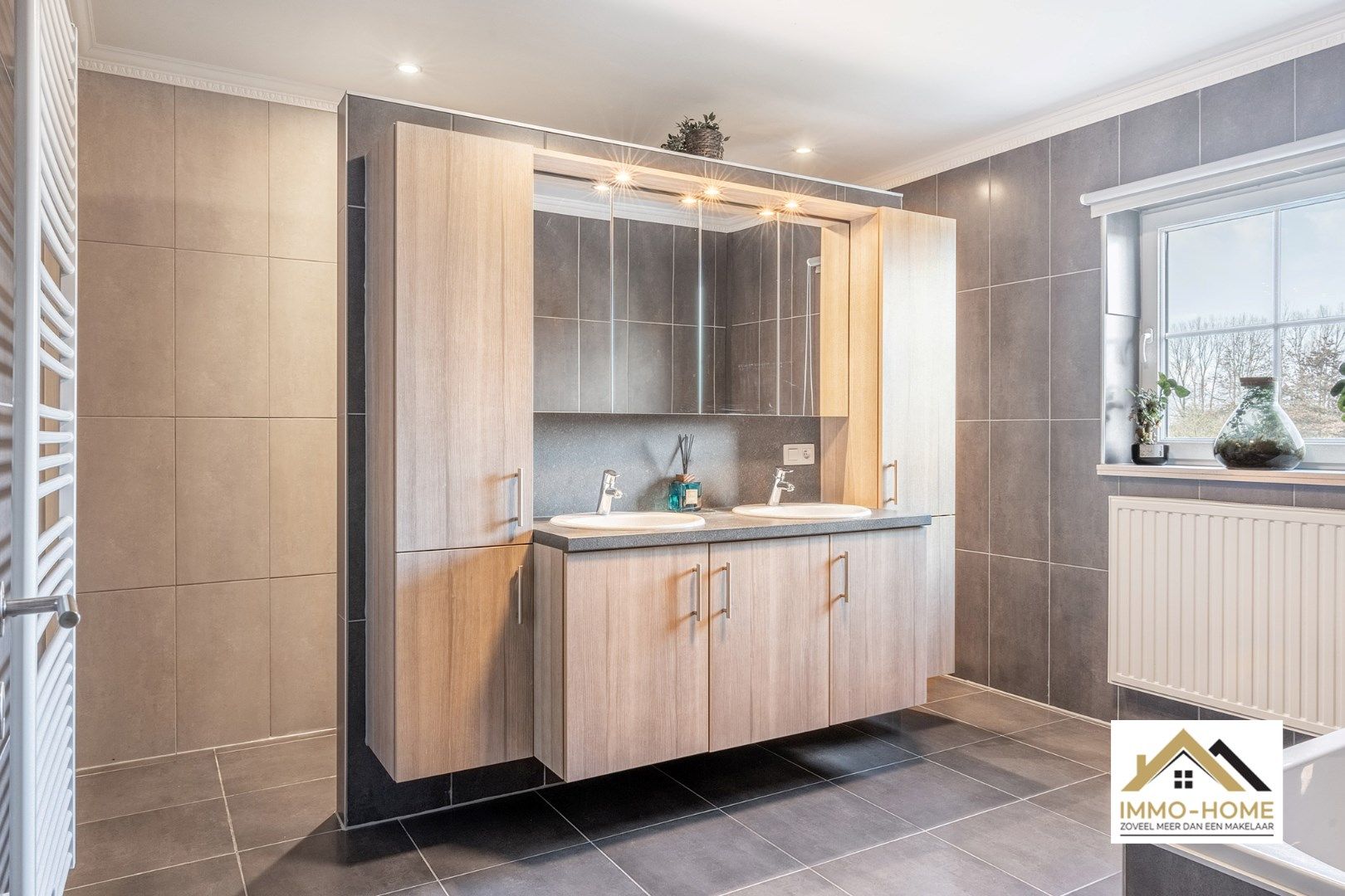 Ruime recente woning in pastorij stijl foto 15