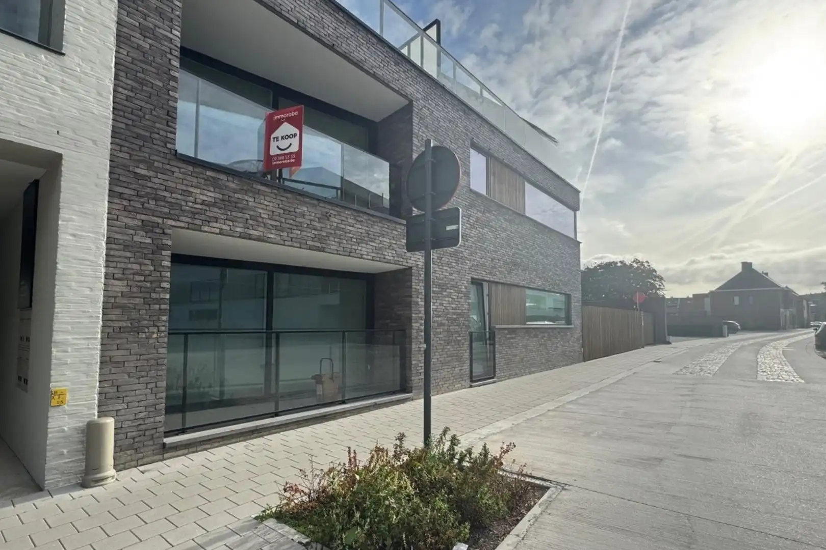 Te Koop: Instapklaar, recent appartement met parkeerplaats op topligging in centrum Waregem!  foto 2