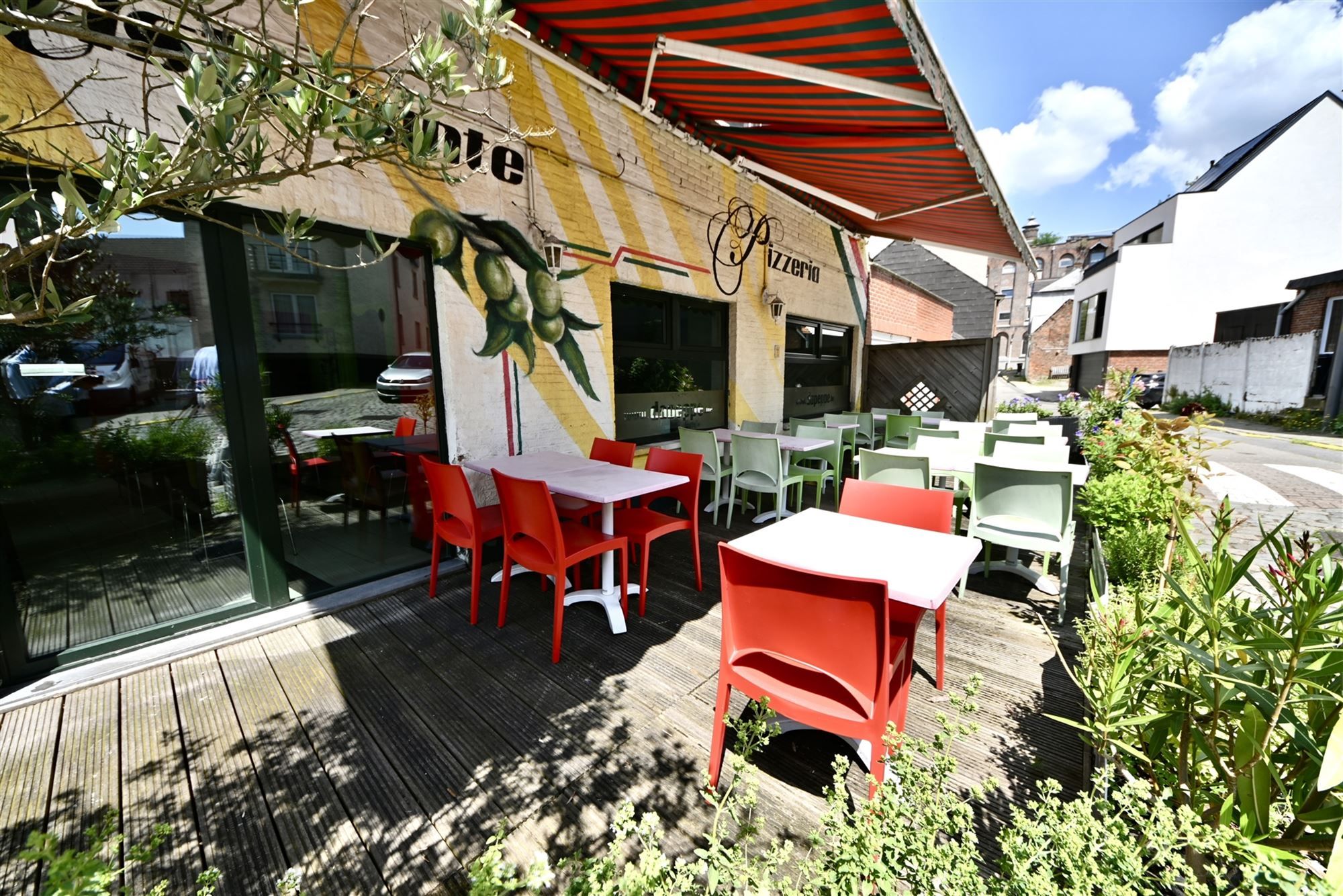 Handelspand met restaurant en appartement foto 5