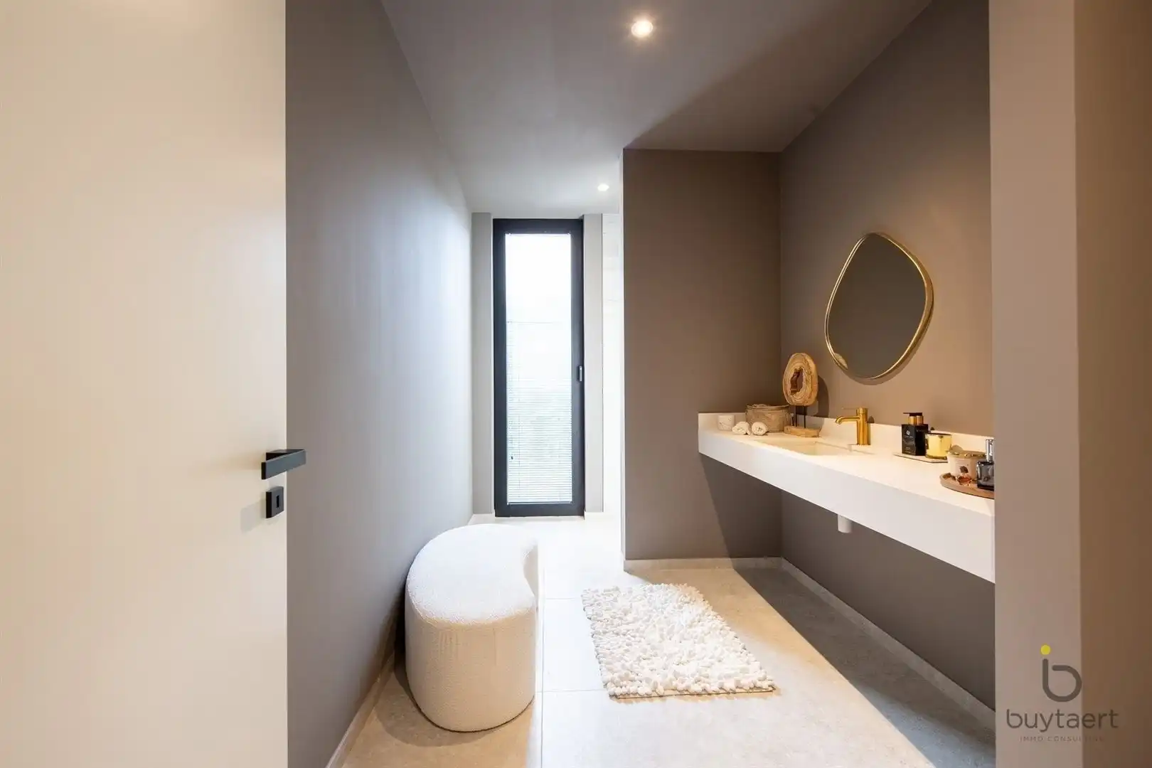 Knappe GELIJKVLOERSE villa + bijgebouw te Halle! foto 40