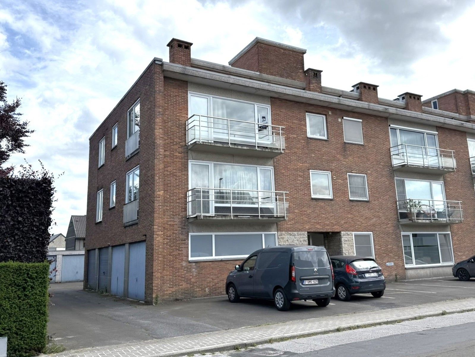 Appartement met 3 slaapkamers, balkon en garage nabij het centrum foto {{pictureIndex}}