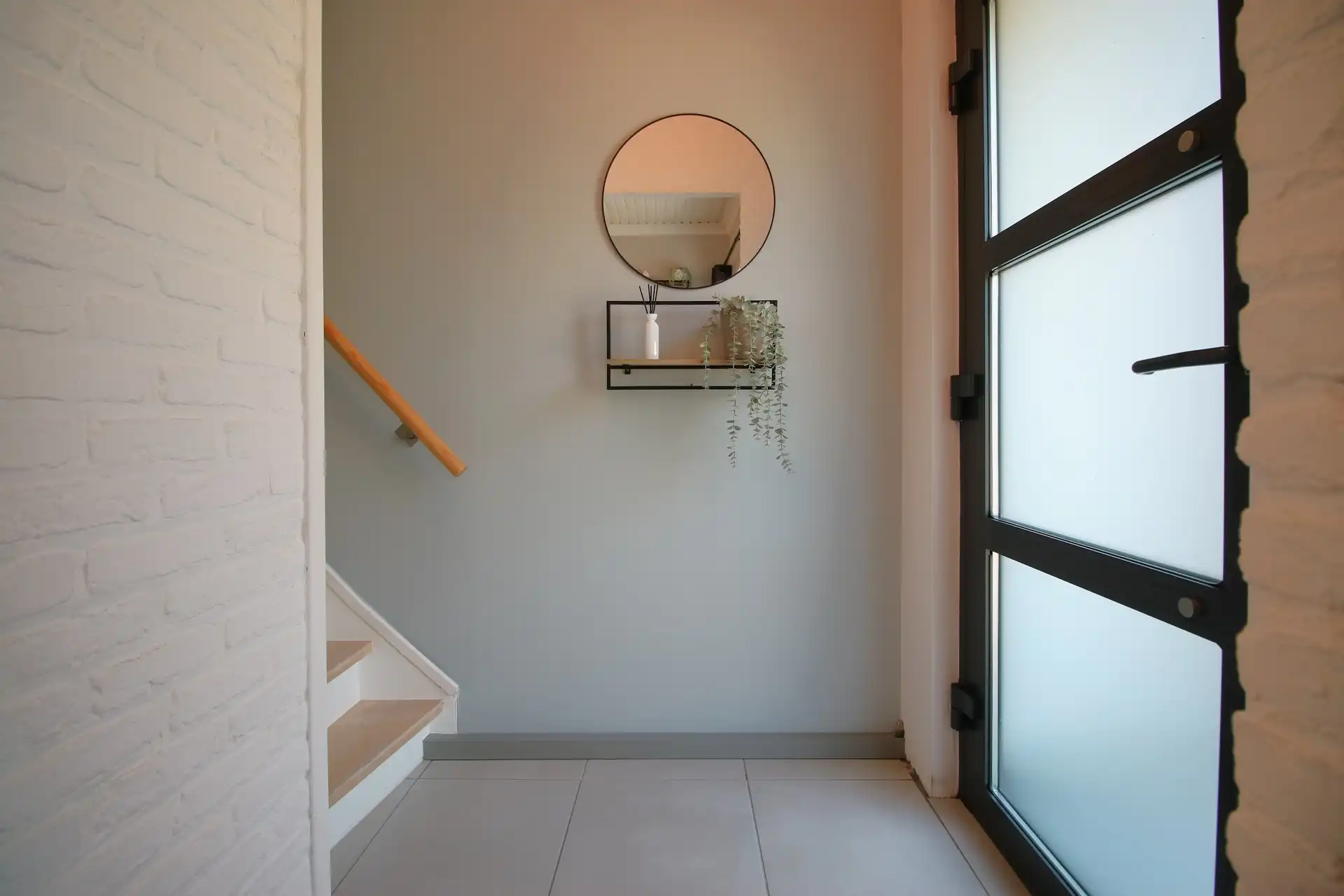 Instapklare gerenoveerde woning met 4 slpks. en aparte garage in doodlopende straat foto 12