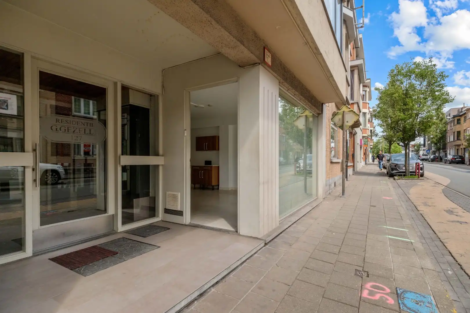 RUIM GELIJKVLOERS APPARTEMENT VAN 115 M2 IN HET HART VAN DEINZE foto {{pictureIndex}}