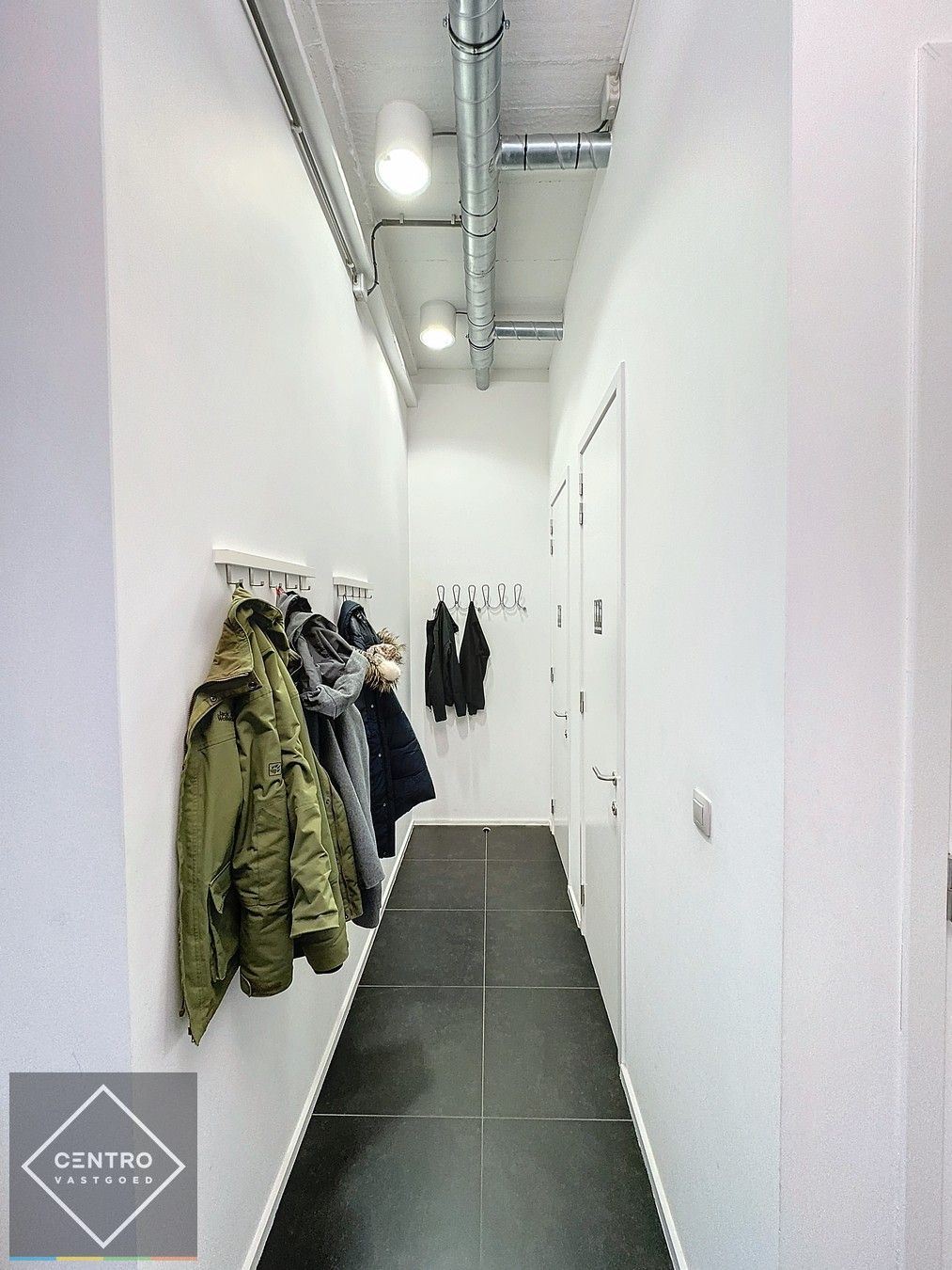 Instapklare KANTOORRUIMTE (230m²) voorzien van alle comfort (databekabeling, airco,...) met private parkeergelegenheid. Vlot bereikbaar via Expresweg van Brugge! foto 12