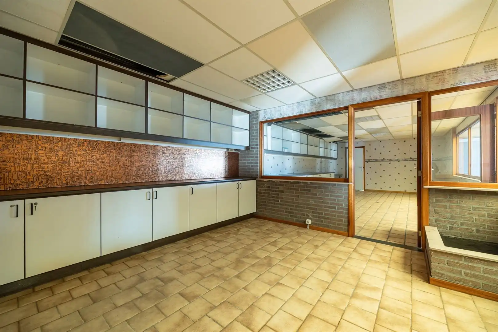 Handelspand met appartement, magazijn én hangar foto 11