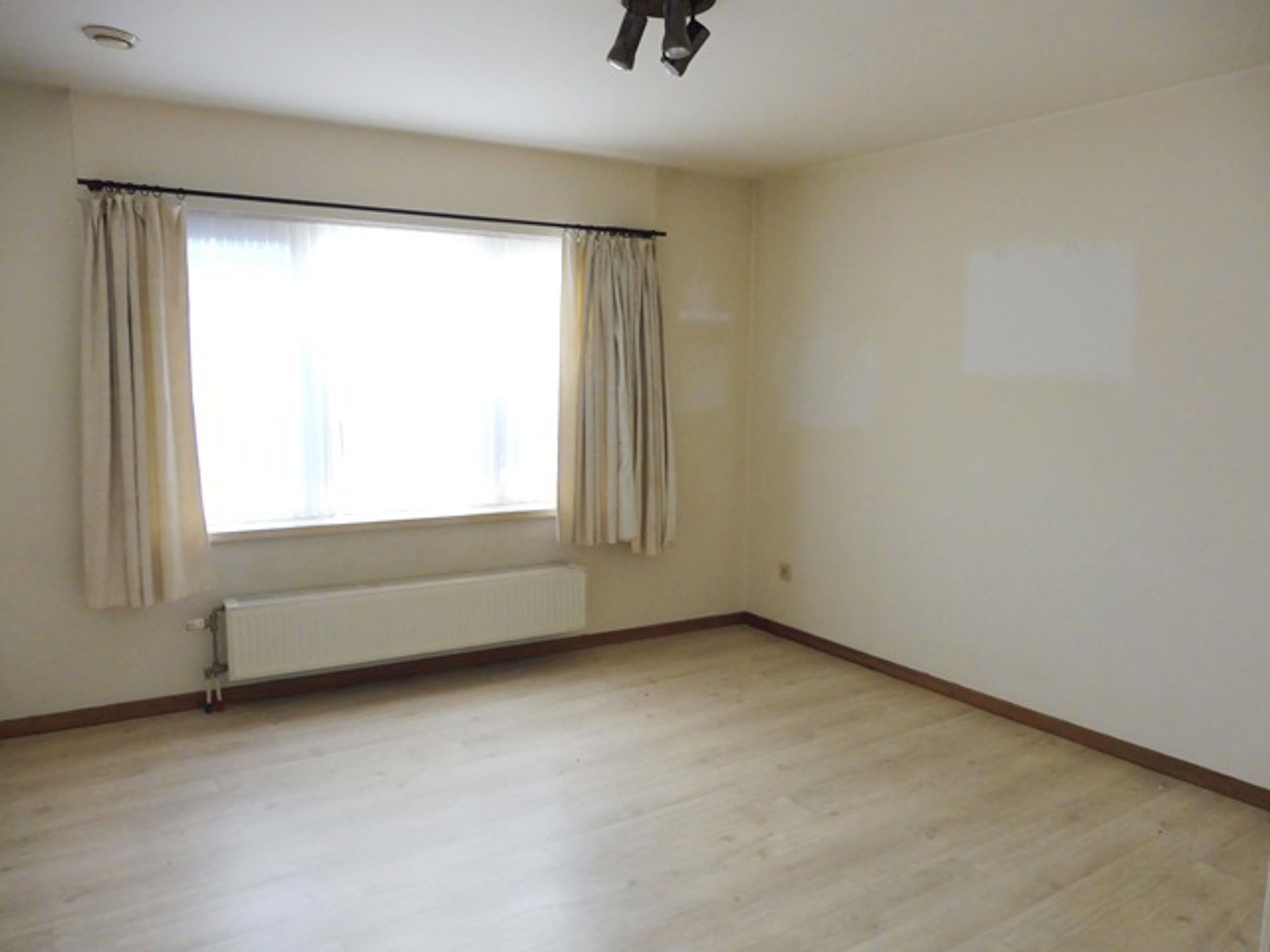 Woning met vier garageboxen op uitstekende locatie foto 7