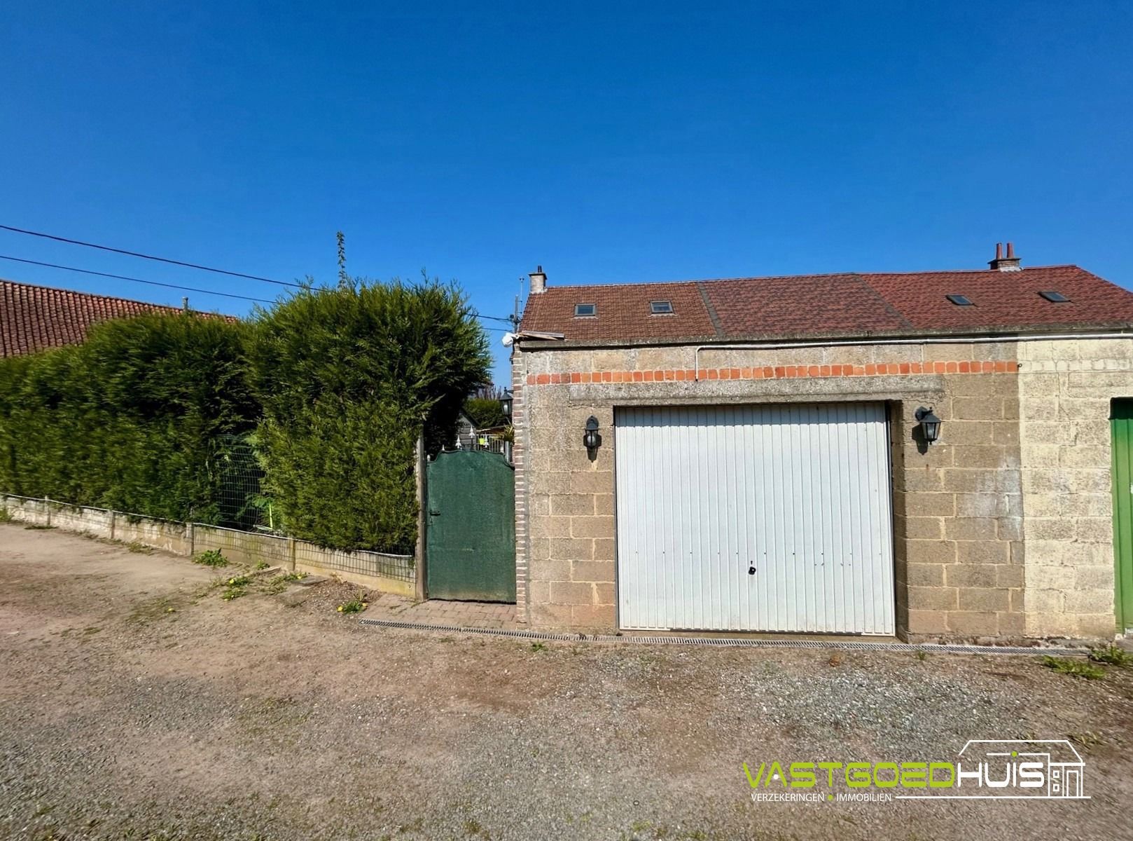 Halfopen gezinswoning met garage en tuin foto 25