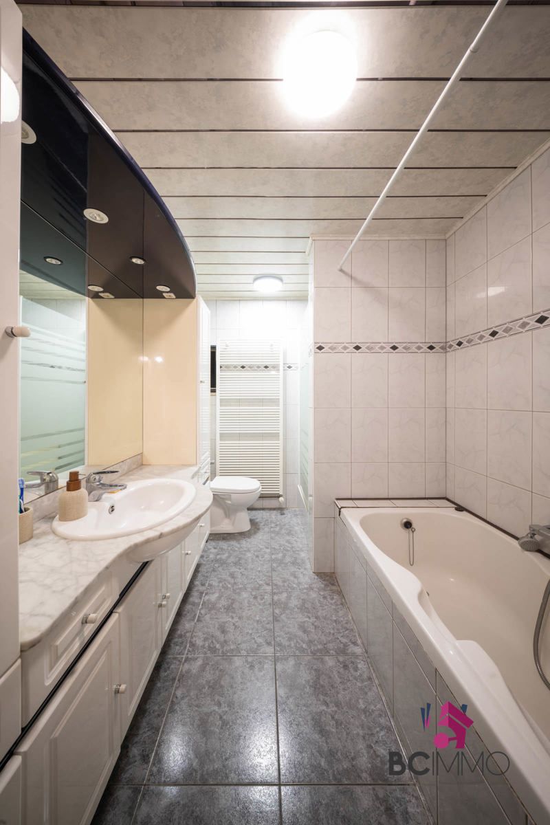 Instapklare halfopen woning op ruim hoekperceel in rustige woonwijk van Genk foto 6