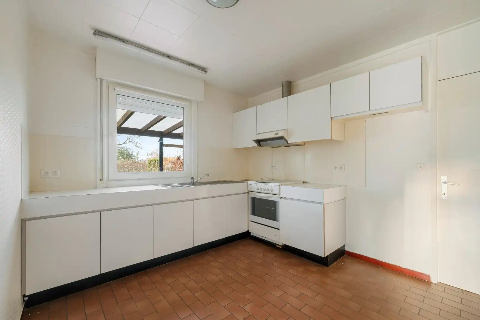 Gelijkvloerse woning met 3 slaapkamers, ruime garage en tuin. foto 5