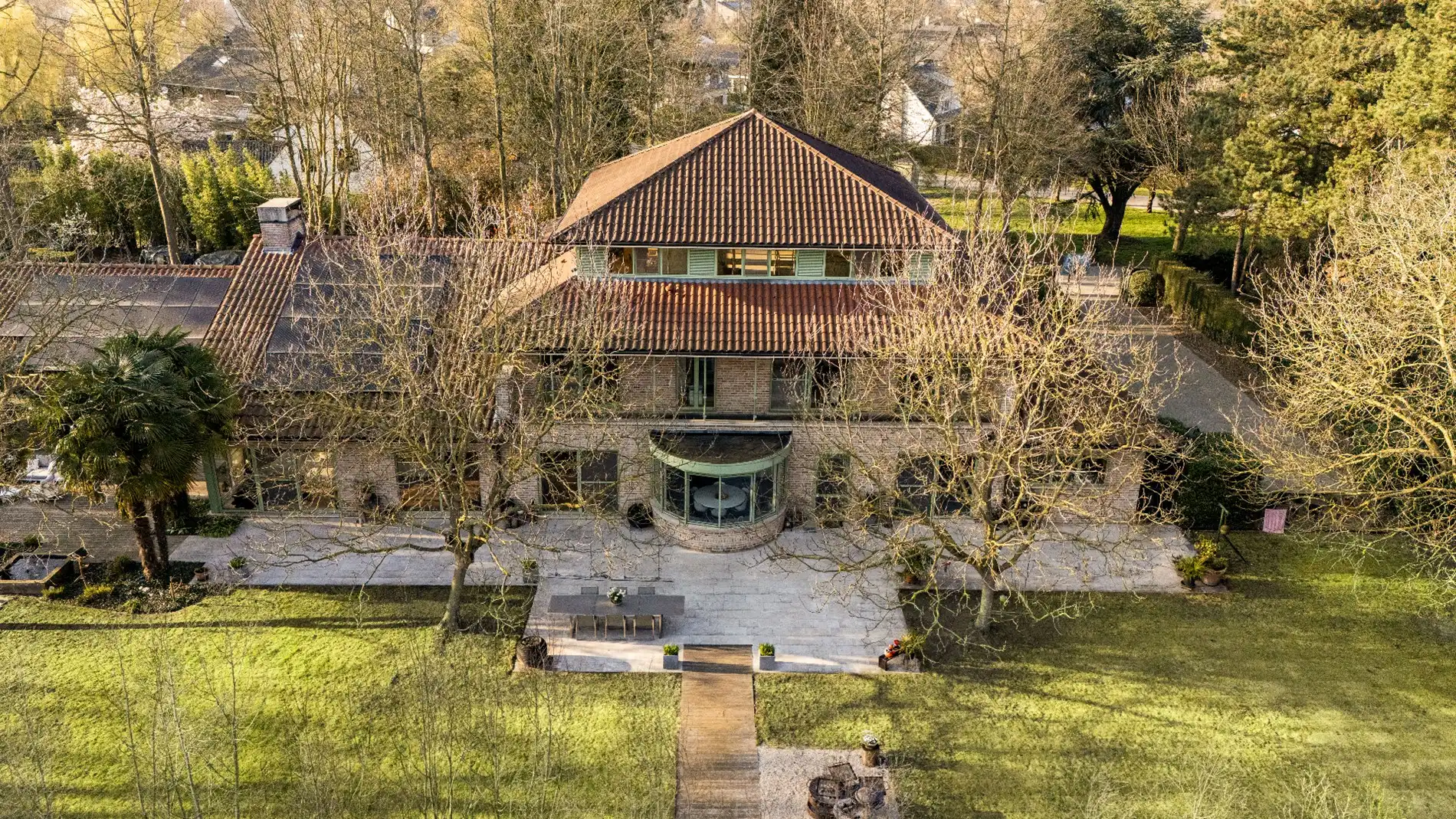 Riante villa met binnenzwembad op een uitzonderlijk domein van 6.426 m² foto 2