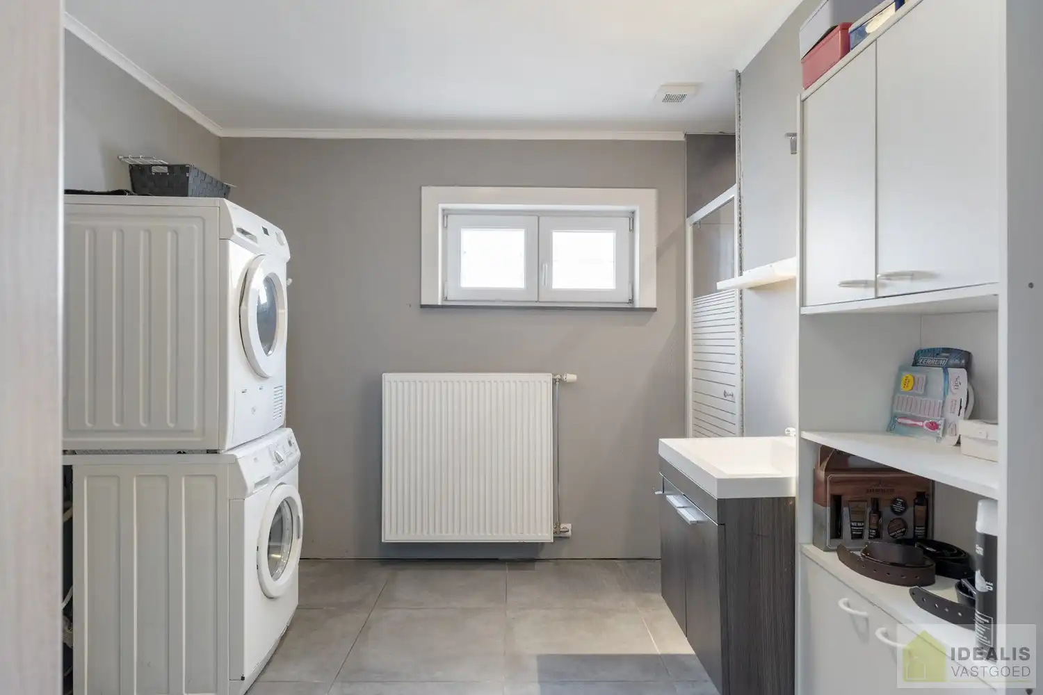 IDEALIS VASTGOED - CHARMANTE INSTAPKLARE GEZINSWONING MET EEN LICHTRIJKE LEEFRUIMTE, MODERNE OPEN KEUKEN MET KOOKEILAND, 3 RUIME SLAAPKAMERS EN BADKAMER. DE WONING IS GELEGEN OP EEN PRACHTIG PERCEEL VAN 12A 68CA! Deze knappe bungalow omvat een aangename 140m² bewoonbare oppervlakte met een lichtrijke woonkamer met aansluitend een moderne open keuken met kookeiland (voorzien van alle comfort), 3 ruime slaapkamers en een badkamer. De woning biedt verder een kelderverdieping en een zeer ruime tuin. Een unieke kans voor kandidaten op zoek naar een instapklaar huis voorzien van alle faciliteiten op een hele fijne locatie tussen de centra van Oudsbergen, Bree en Peer! foto 17