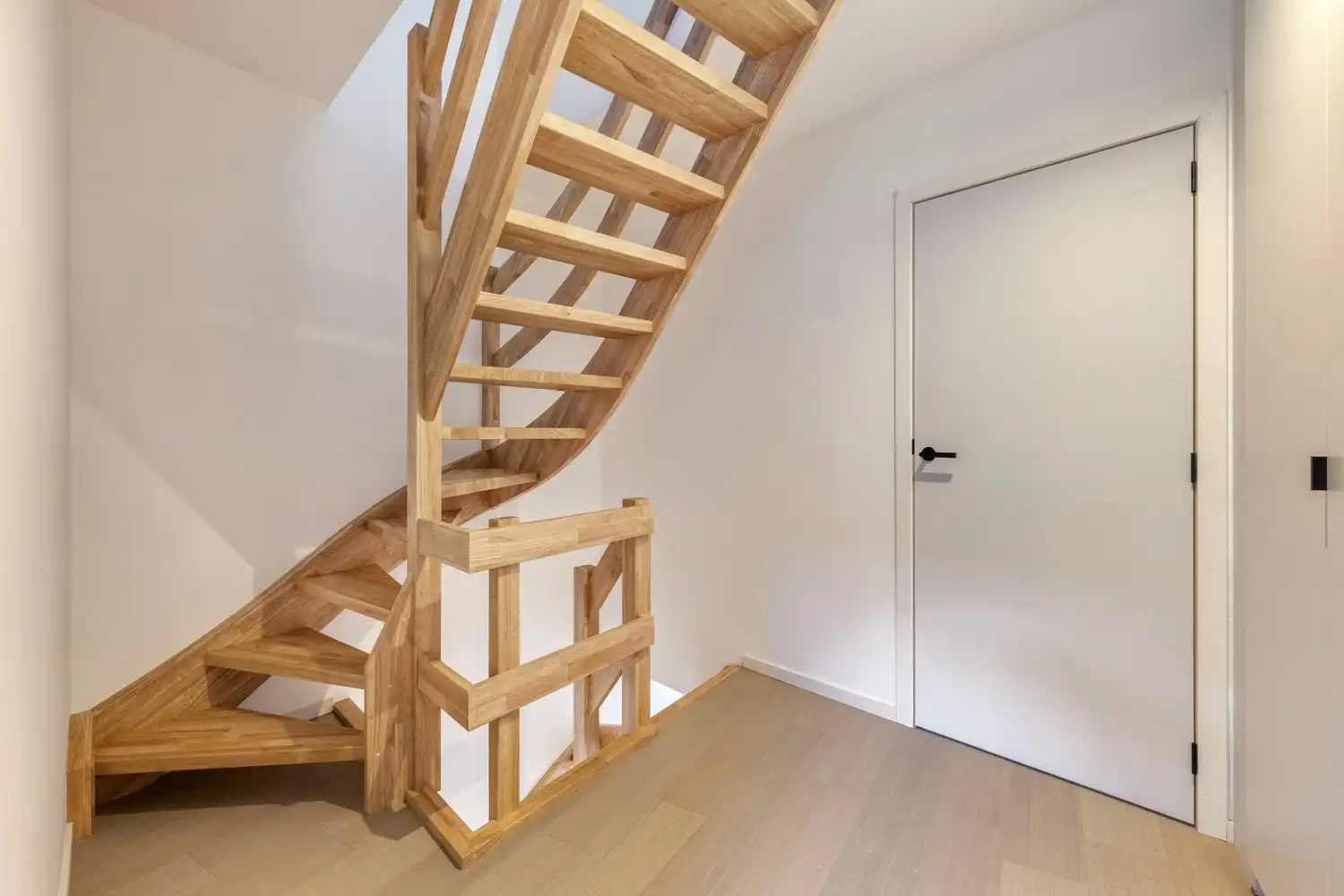 Charmante vernieuwbouwwoning met 3 slaapkamers en koer foto 7