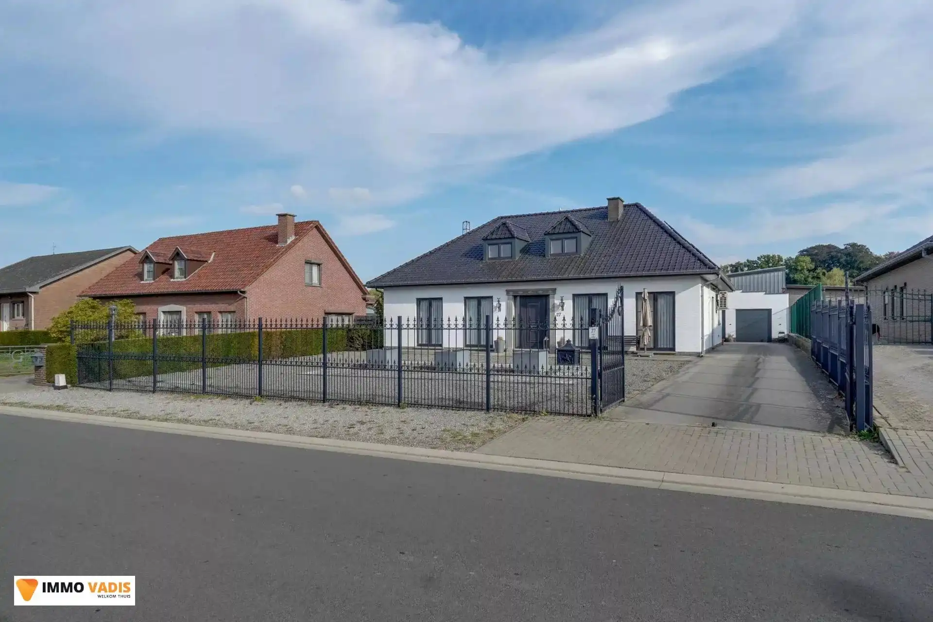 Te koop op lijfrente - Comfortabele villa met drie slaapkamers, twee garages en een magazijn. foto 31