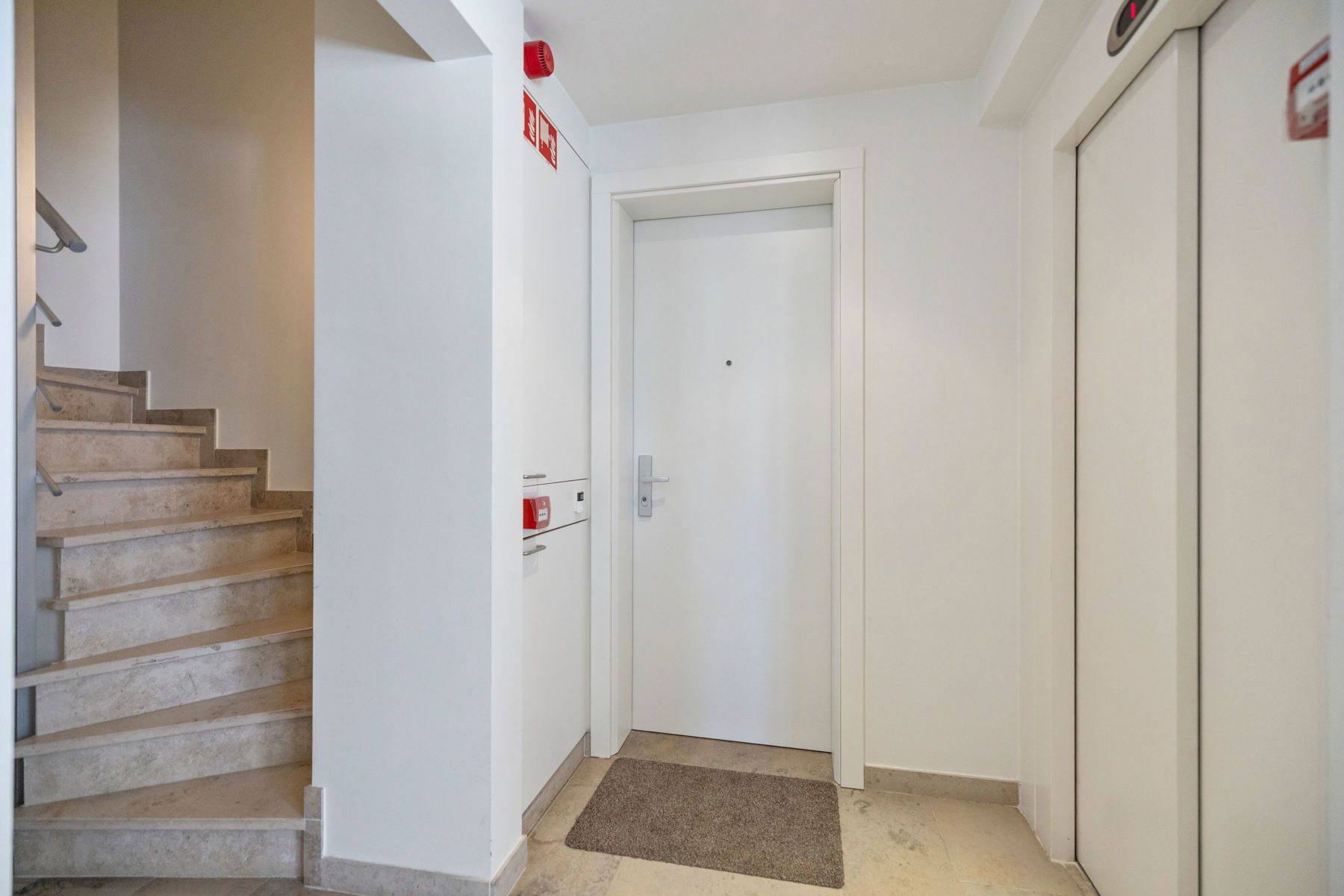 Ruim 2 slaapkamer appartement (2 badkamers) MET privé garage foto 7