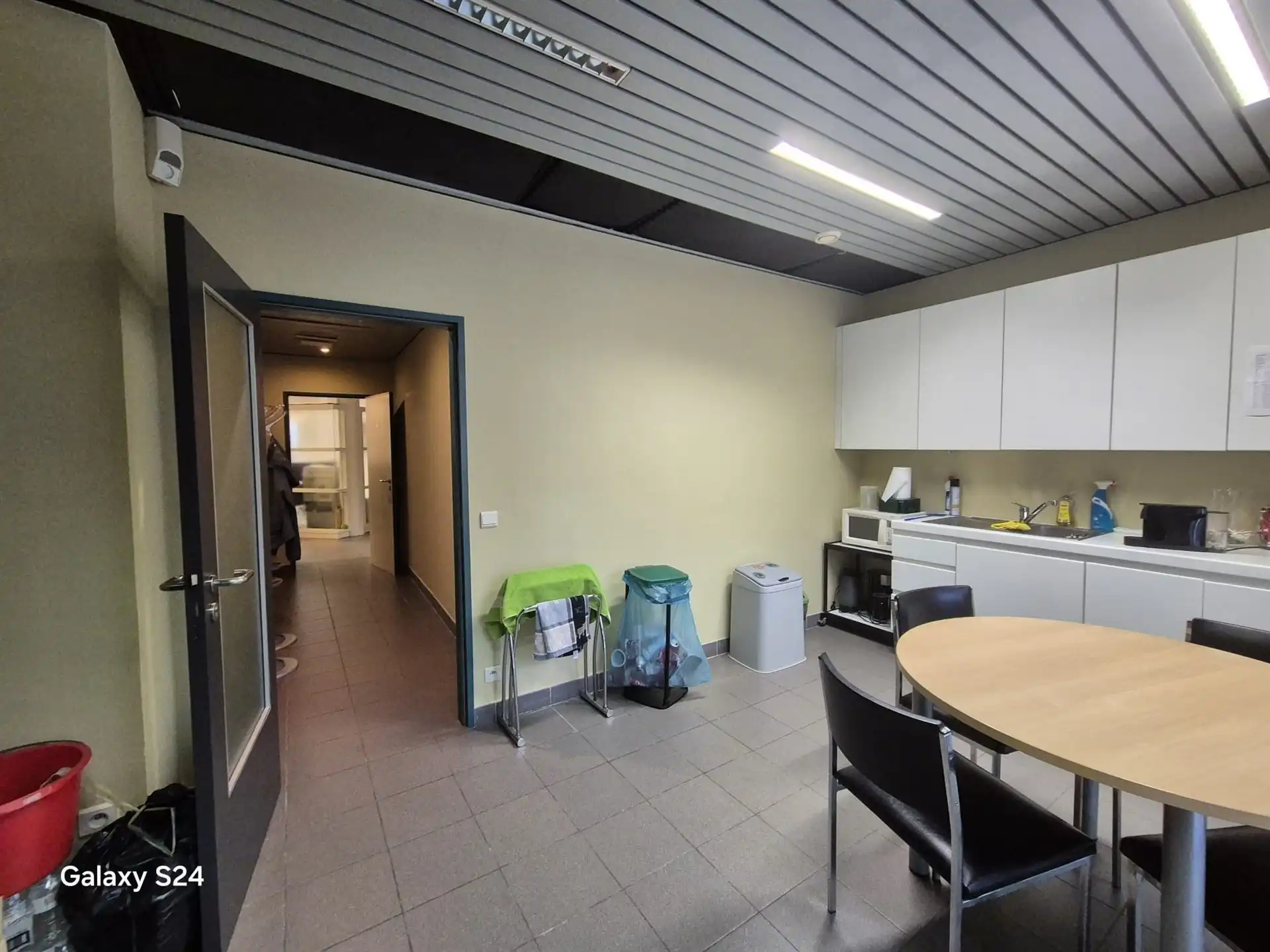 Ruim handelspand te huur – voormalig bankkantoor.  foto 12