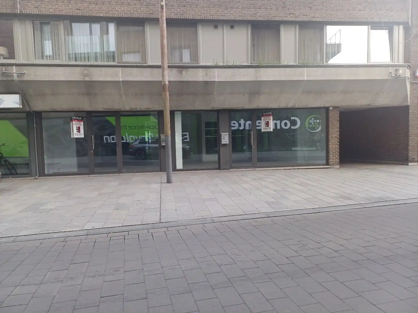 Instapklare handelsruimte midden in Neer(Pelt) centrum  foto {{pictureIndex}}