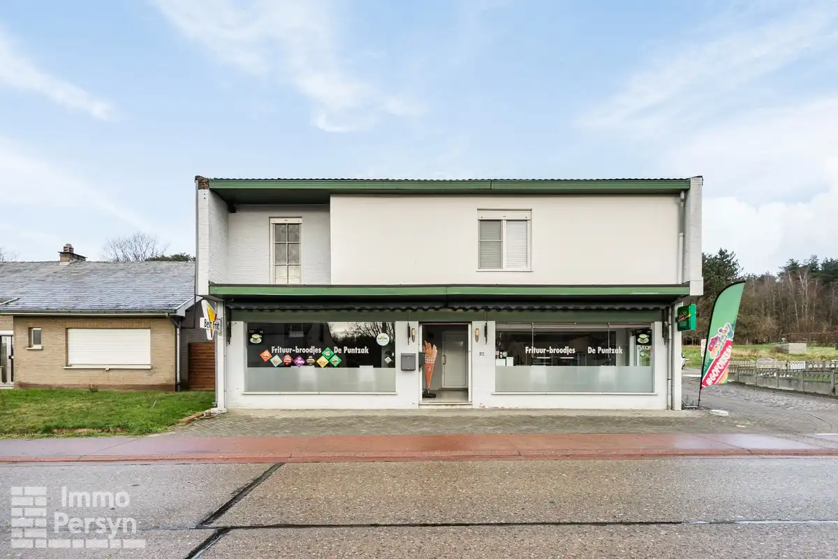 Commercieel pand (inclusief handelsfonds) met instapklaar appartement en achterliggend perceel foto {{pictureIndex}}