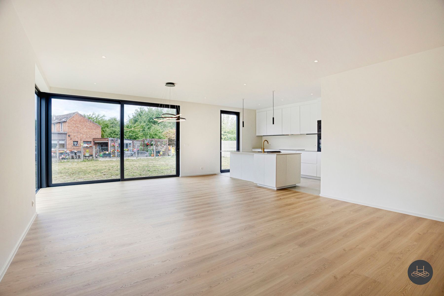 Ruime gezinswoning met vijf slaapkamers foto 2