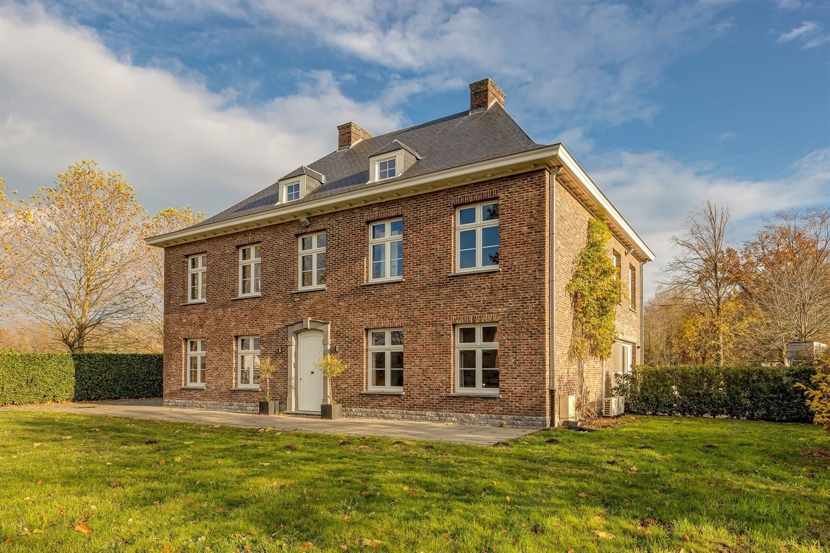 Een herenhuis met grandeur en een tuin om van te dromen foto 2