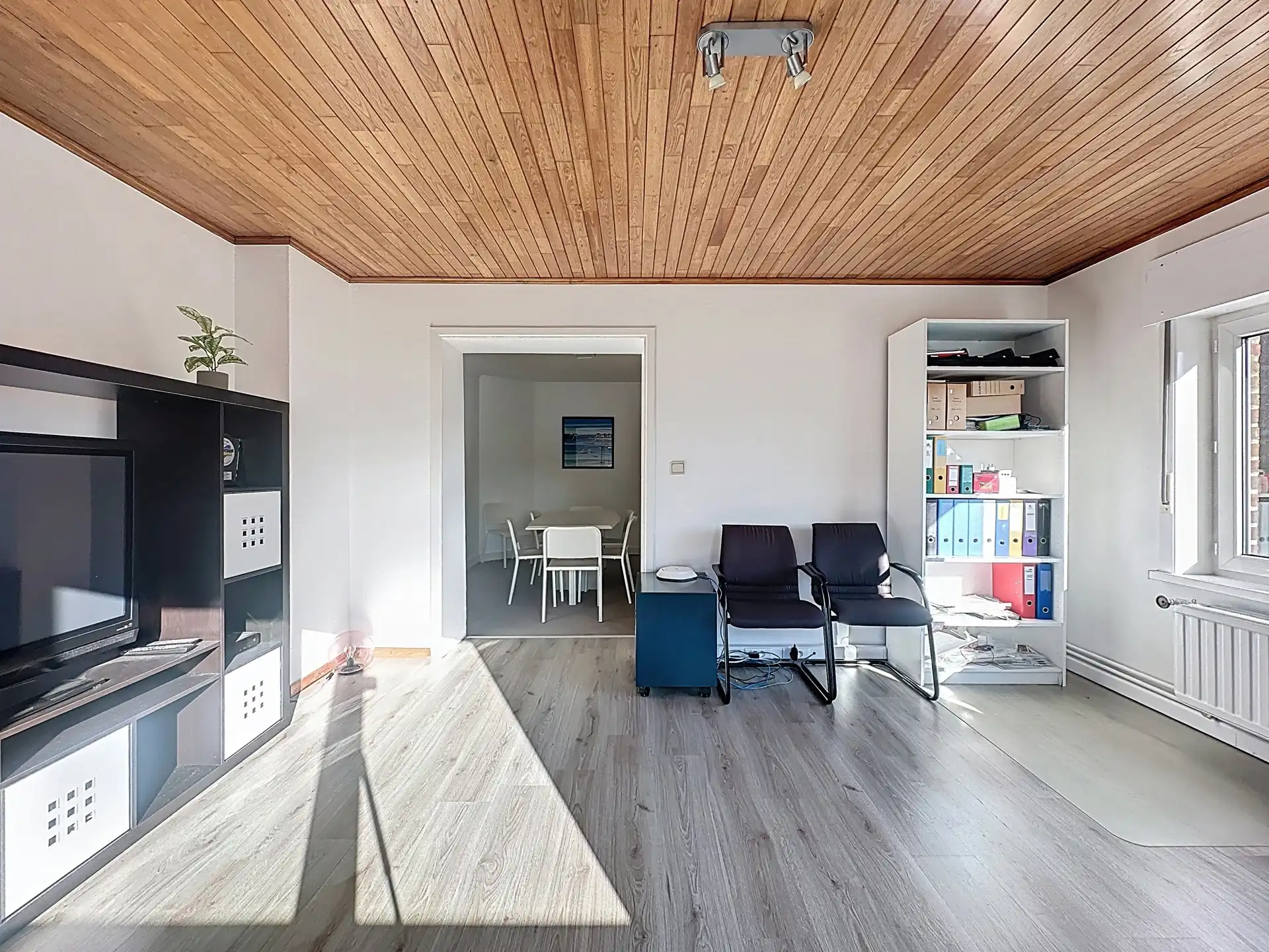 Renovatieproject met potentieel: driegevelwoning met atelier, tuin en parking in hartje Wezembeek-Oppem. foto 12