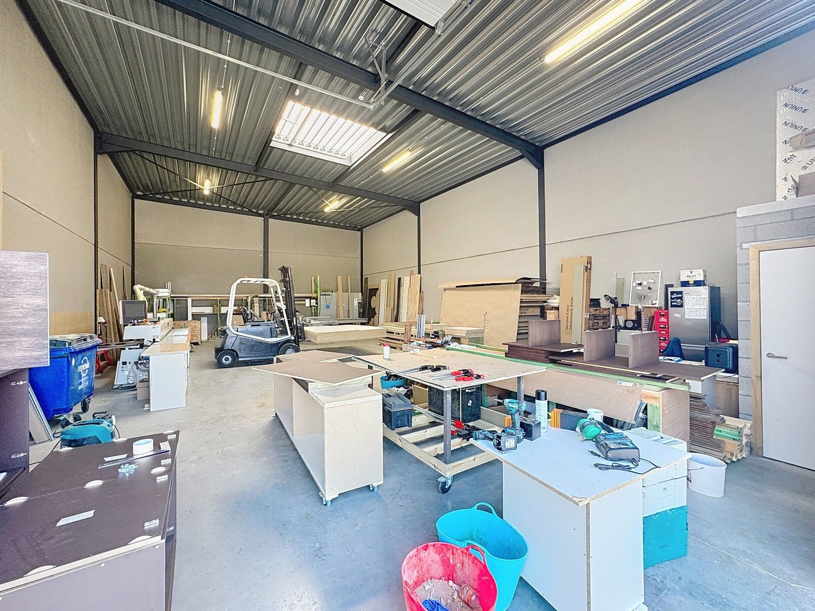 NB MAGAZIJN (190m²) te huur, inclusief 3 parkeerplaatsen voor de deur langs de Pathoekeweg te Brugge! foto 2