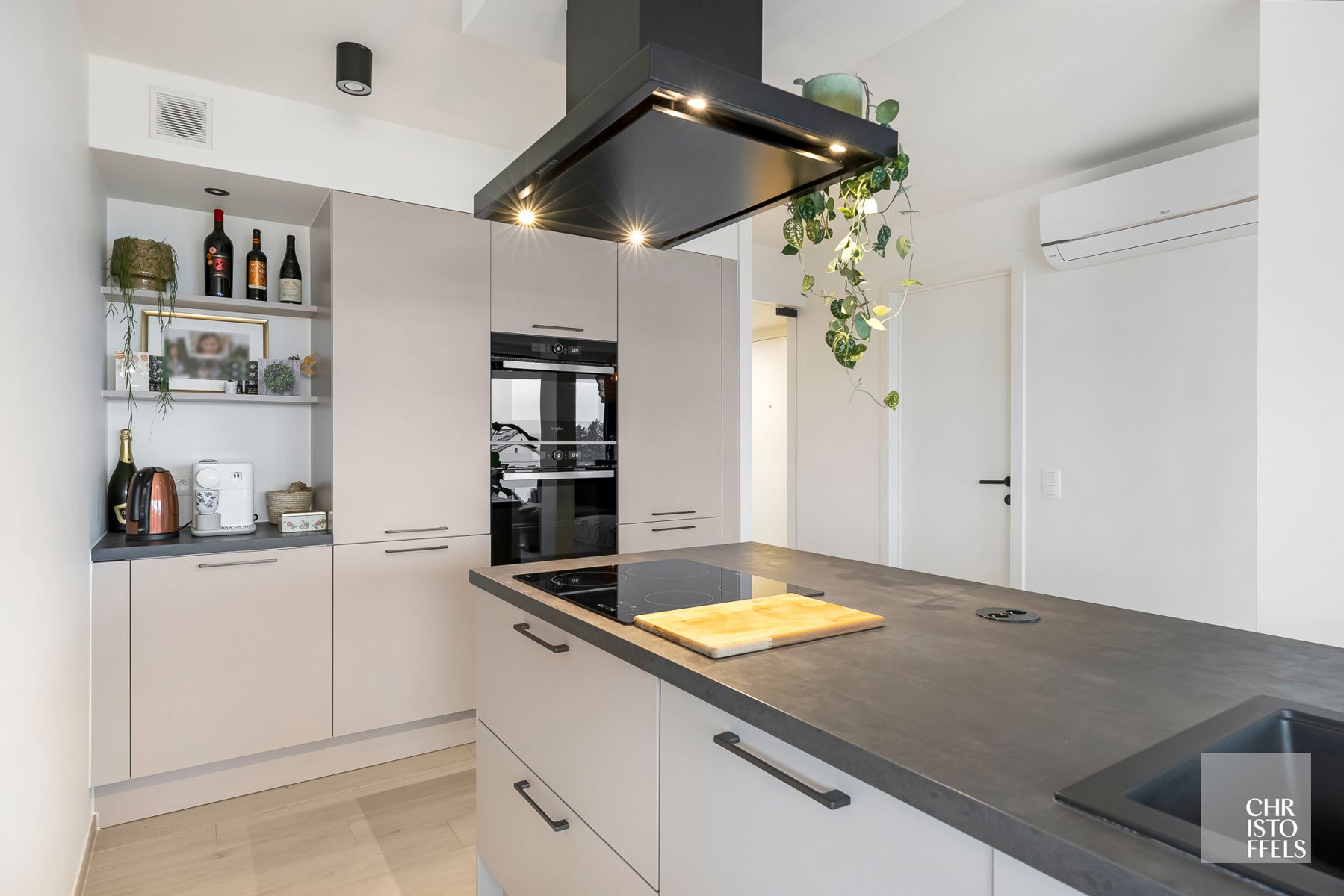 TE HUUR - Luxueus 2-slaapkamerappartement met uitzonderlijk zicht op water! foto 2