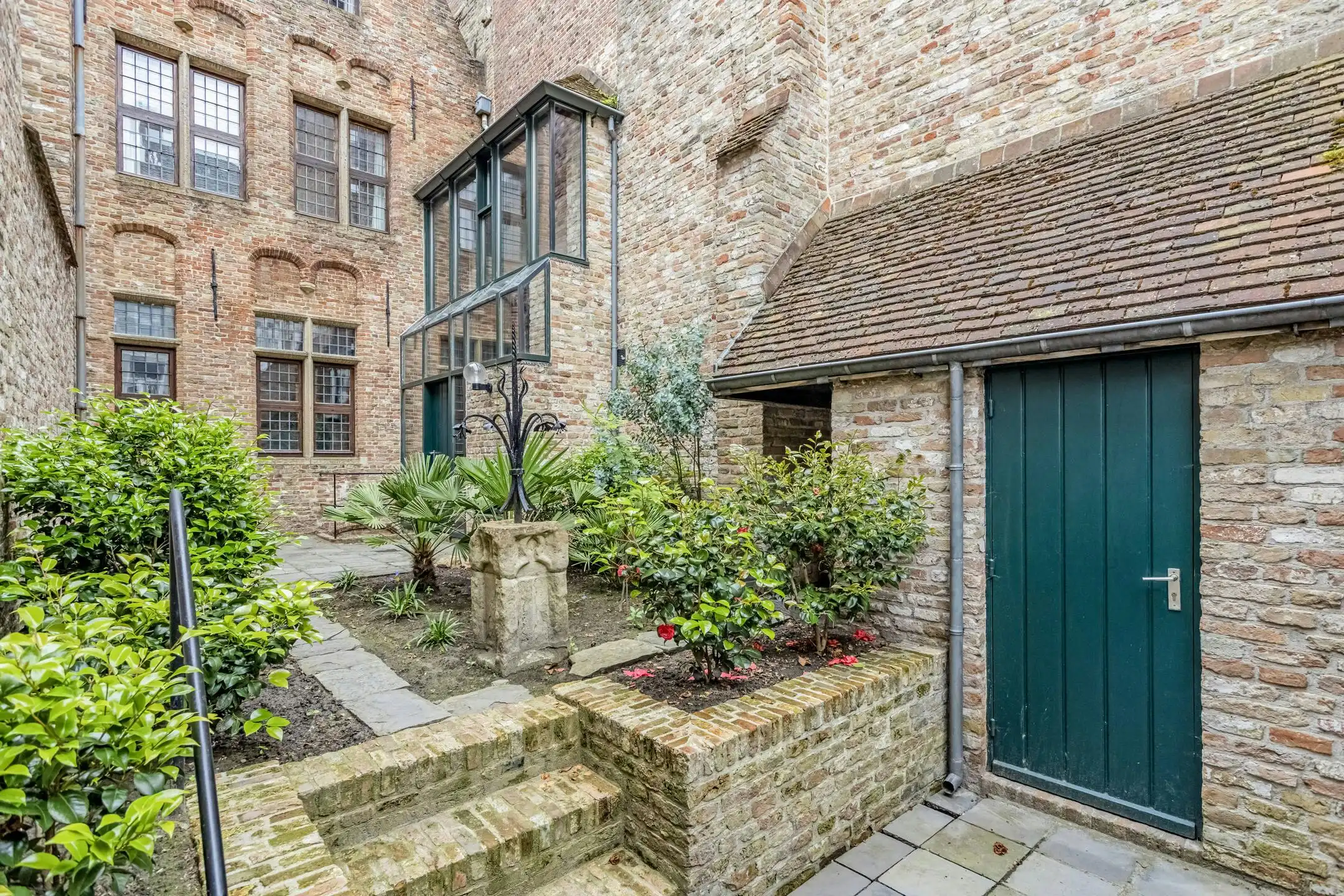 Karaktervol herenhuis met houten gevel te koop in Brugge foto 11