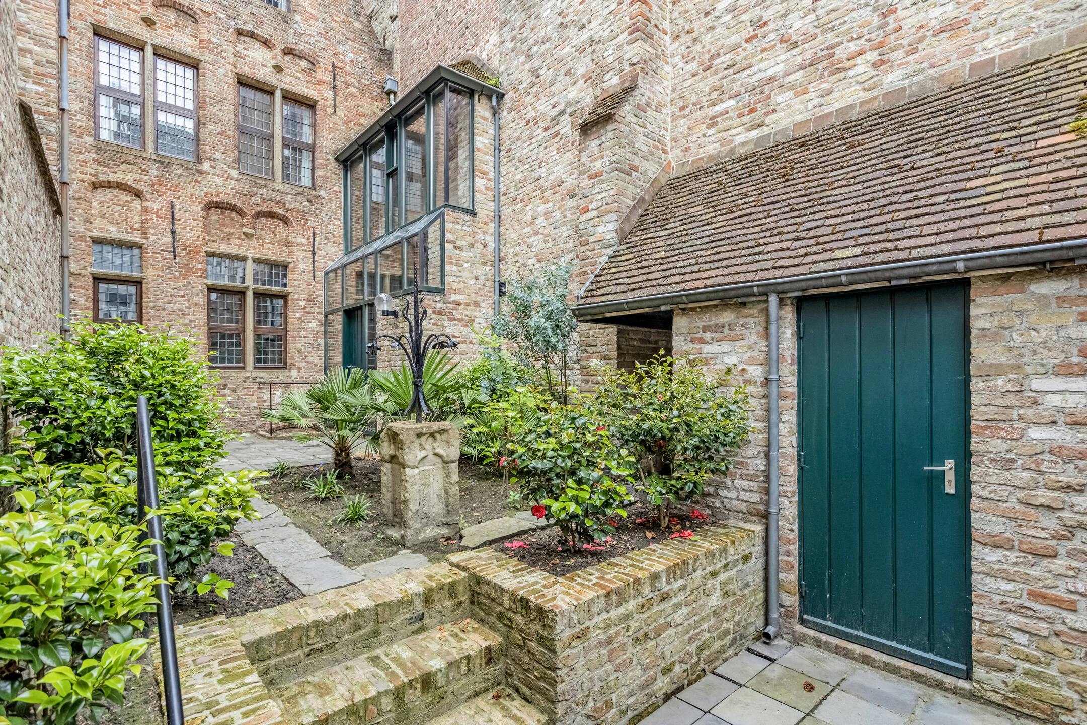 Karaktervol herenhuis met houten gevel te koop in Brugge foto 6