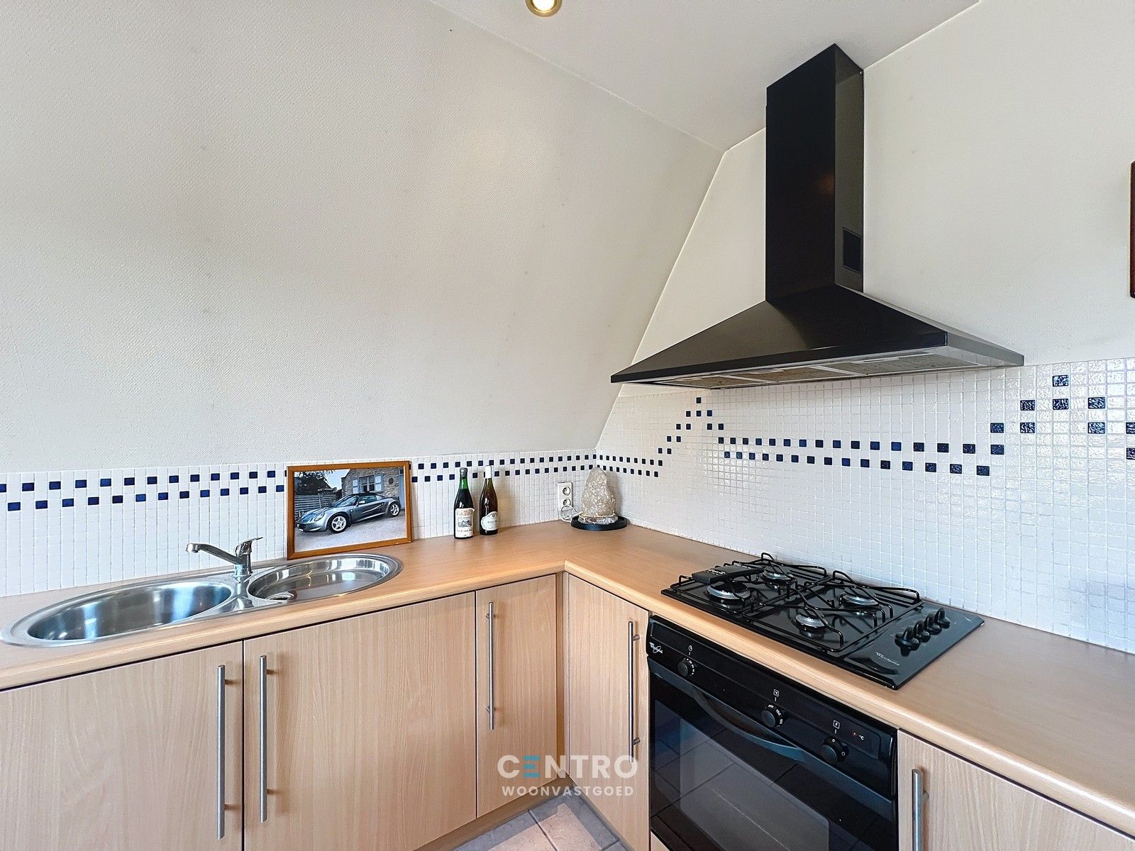 Woning met commerciële ruimte (eenvoudig om te vormen naar ruime leefruimte), 240m² bewoonbaar, extra tuinbergingen en DUBBELE garage te Torhout. foto 32