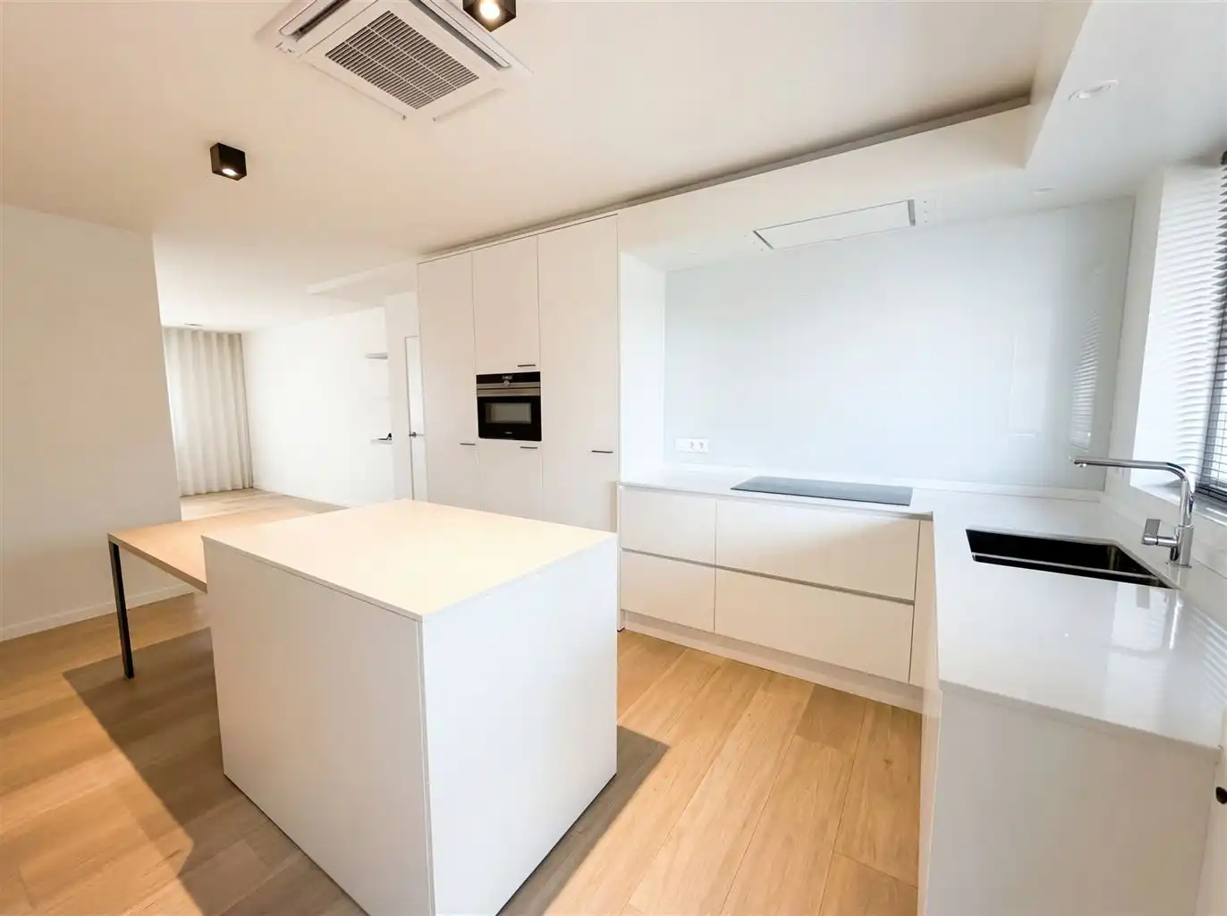 Luxe appartement voorzien van 4 slaapkamers, ruim terras, afgesloten garagebox en 2 autostaanplaatsen gelegen nabij het centrum van Maaseik. foto 4