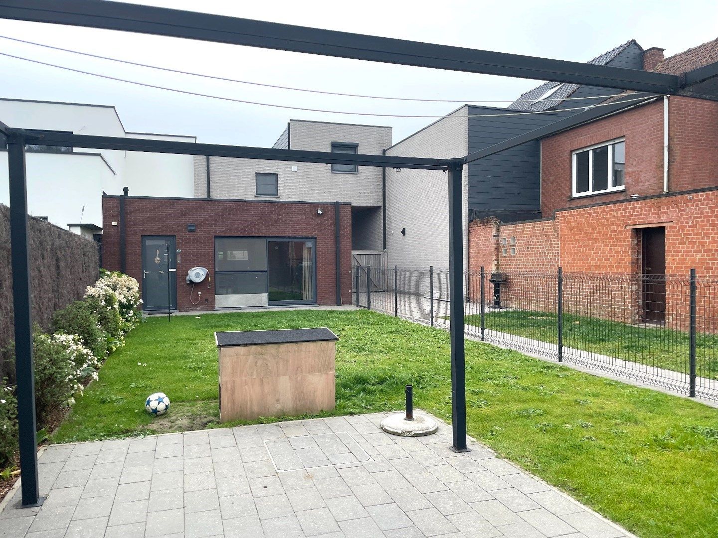 Recente woning met 3 slaapkamers, leuke tuin en staanplaats! foto 17
