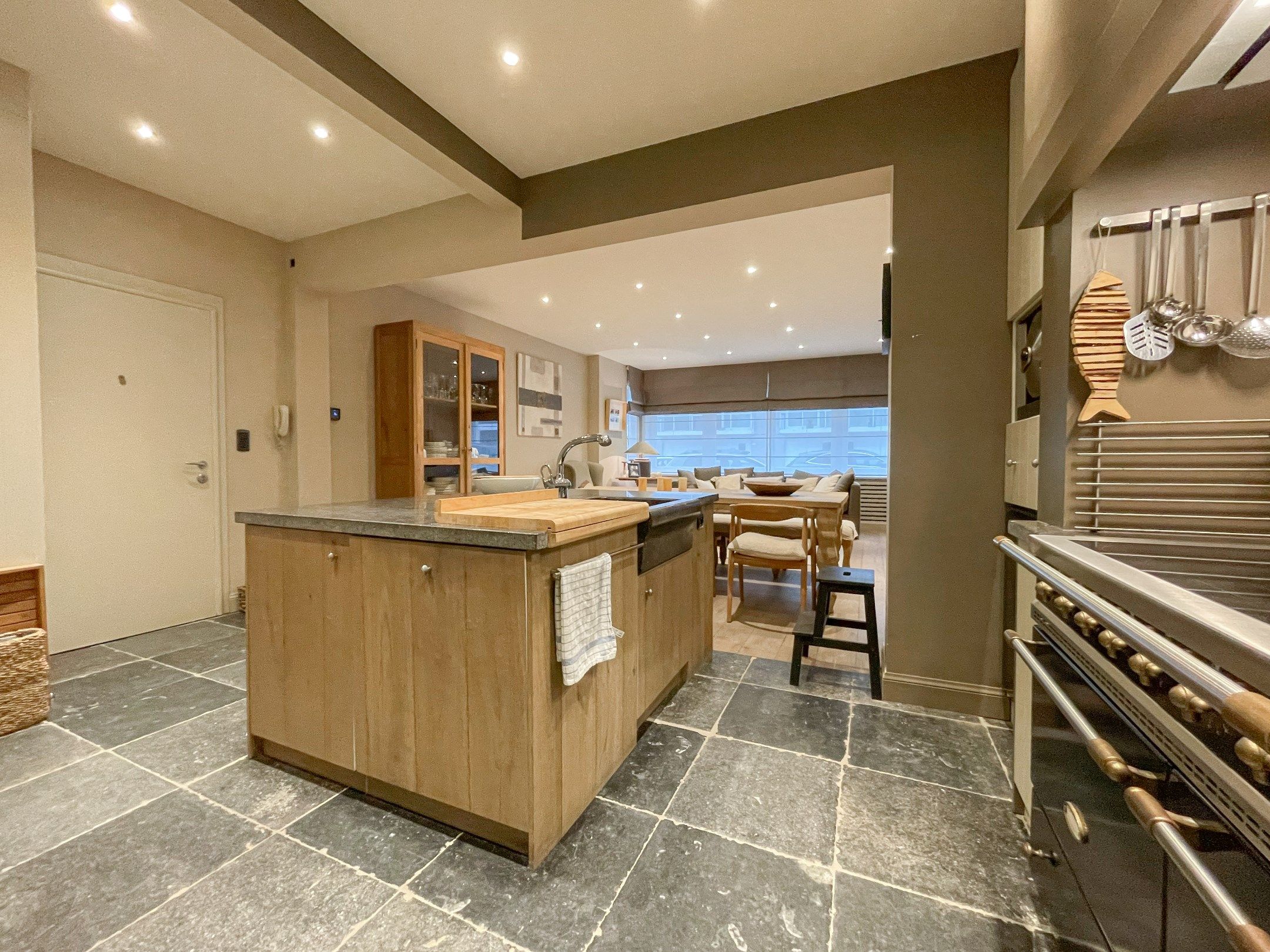 Aangenaam, perfect onderhouden appartement met een ruim terras. foto 6