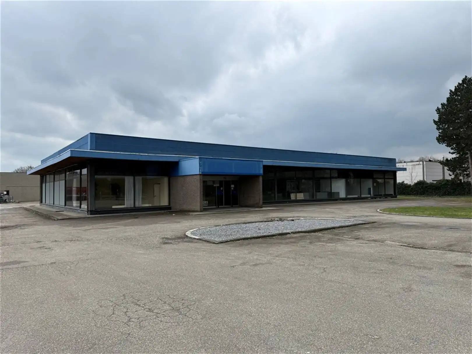 B2B Showroom met buitenterrein op zichtlocatie foto 2