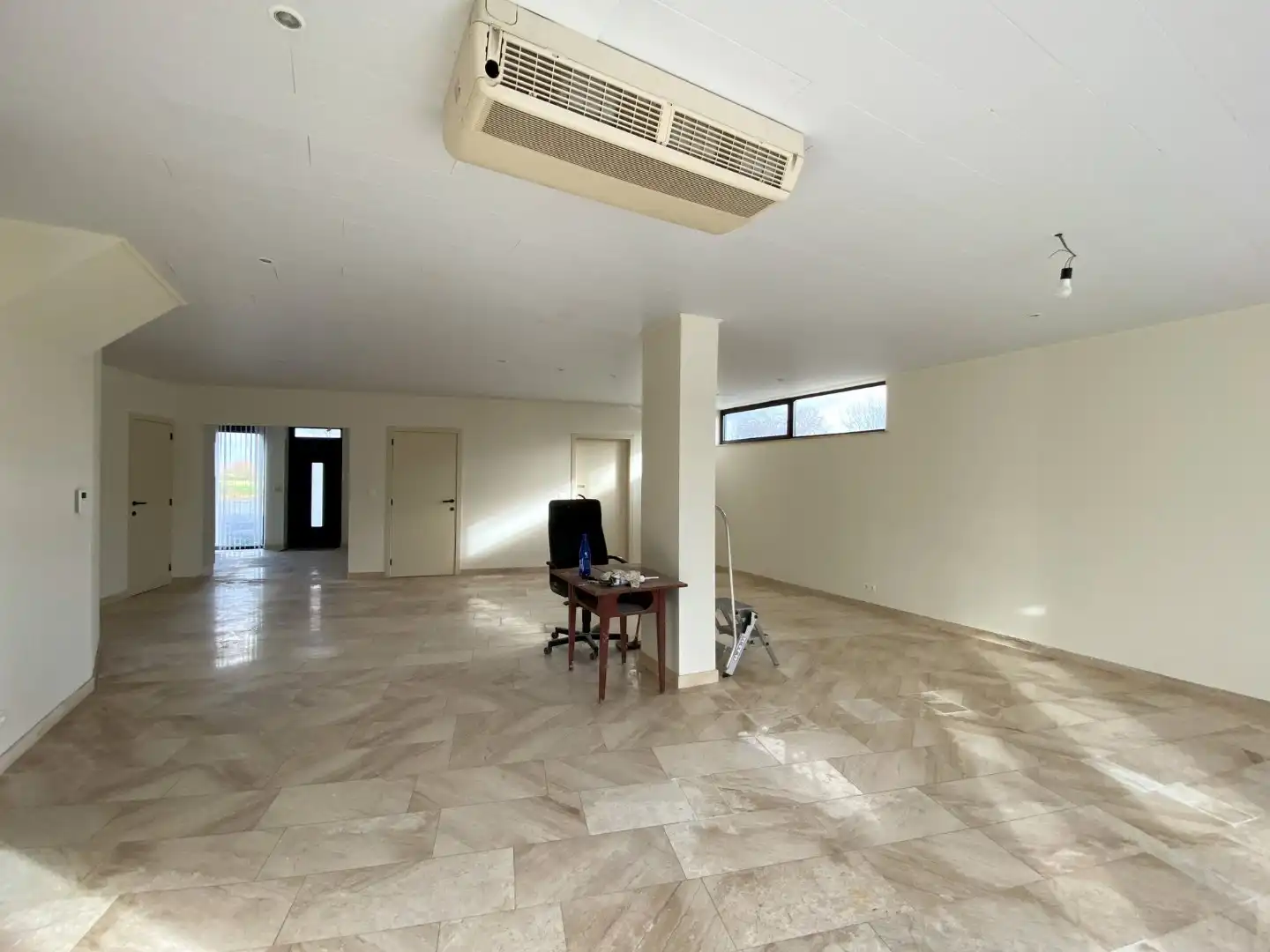 Ruim gelijkvloersappartement met 2 slaapkamers. foto 2