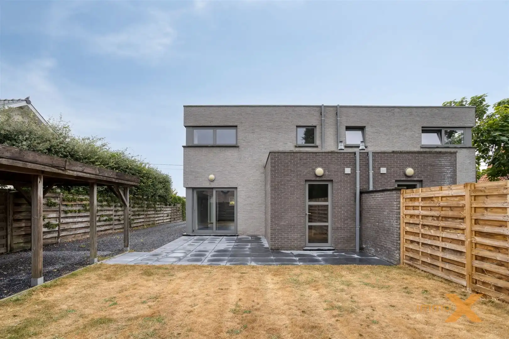 RECENTE INSTAPKLARE LICHTRIJKE RUIME WONING foto 25