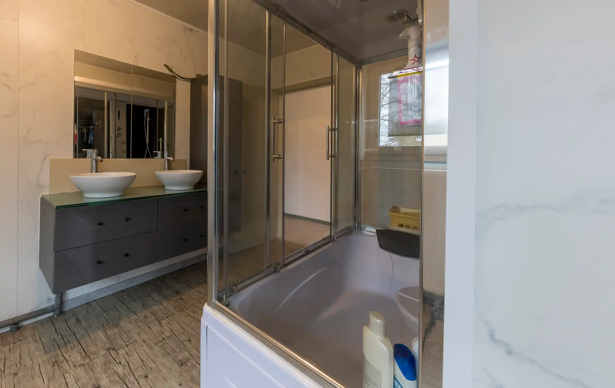 TE KOOP: Goed gelegen (halfopen) woning met bijgebouw van 90m2 te Lanklaar foto 5