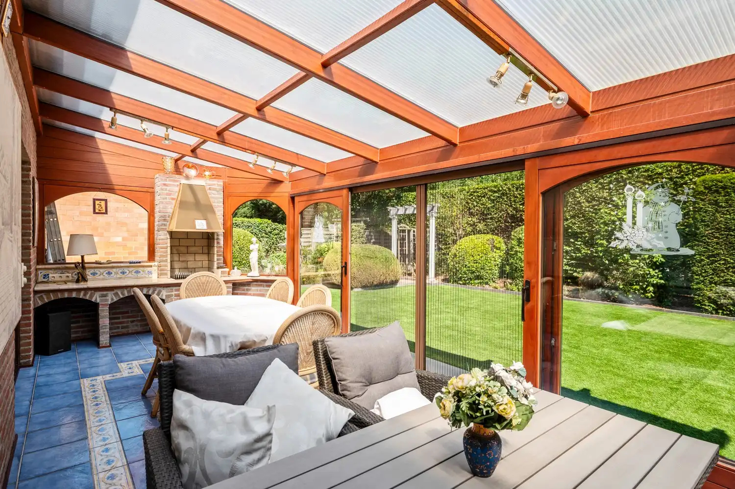 Ruime gezinswoning met 3 slaapkamers, veranda, garage en zonnige tuin foto 9