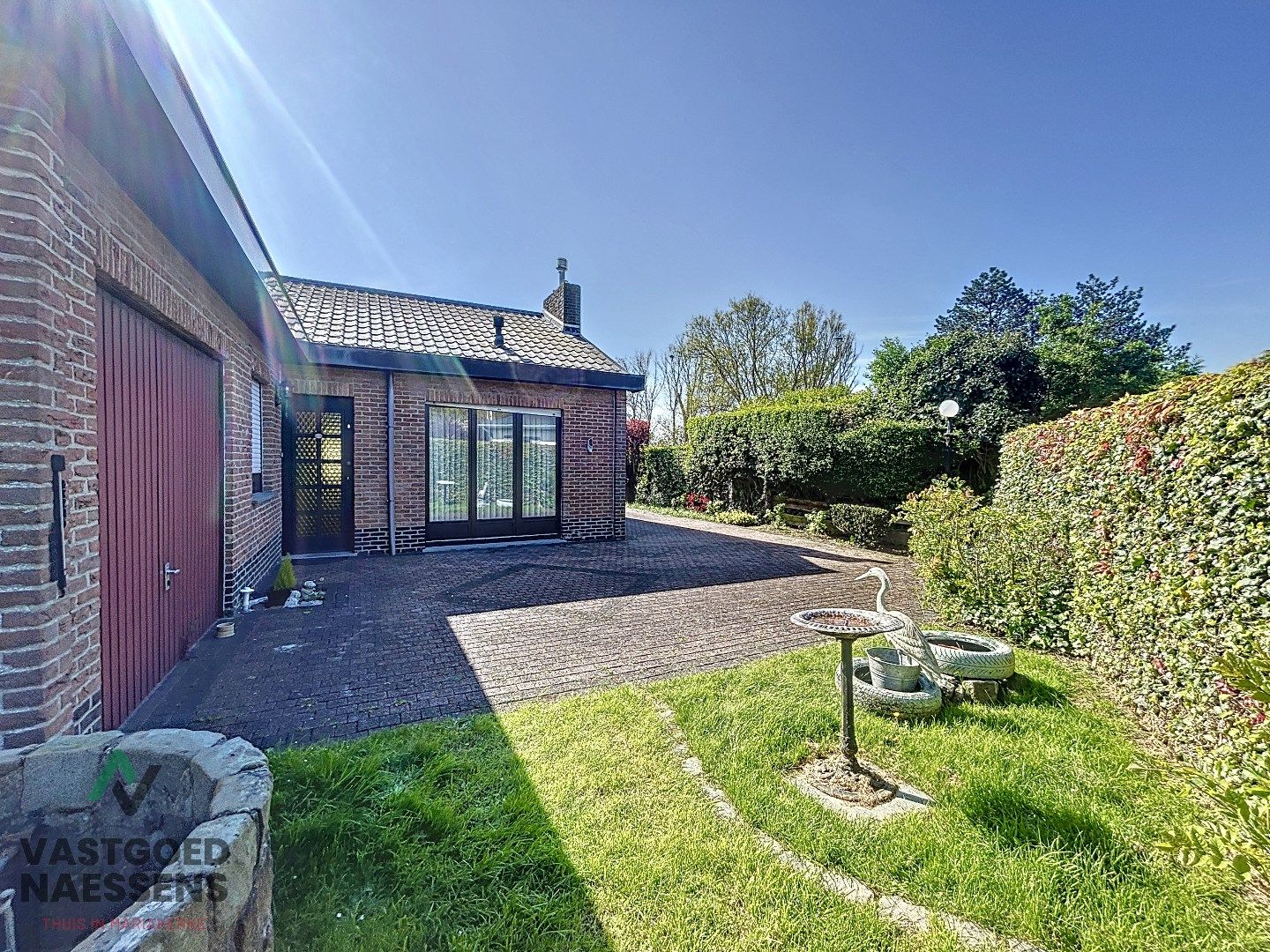 Instapklare en vrijstaande woning met inpandige garage en zonnige tuin.  foto 25