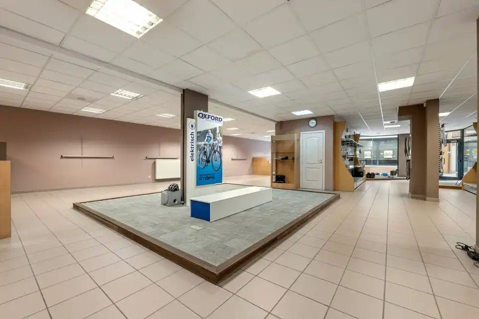 RUIM HANDELSPAND TE HUUR IN HET CENTRUM VAN SINT-TRUIDEN foto 9