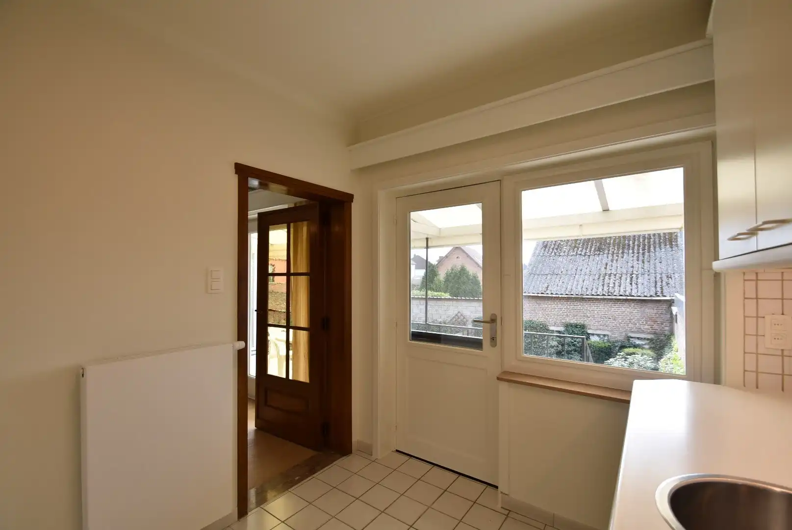 Knappe rijwoning met inpandige garage en mooie tuin in het centrum van Riemst foto 10