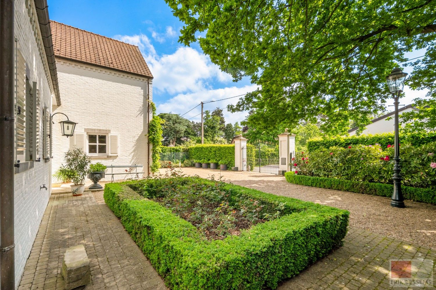 Prachtige vrijstaande villa met Franse allure, gelegen op een royaal perceel van 1.211 m², biedt een riante woonoppervlakte van 309 m² foto 32