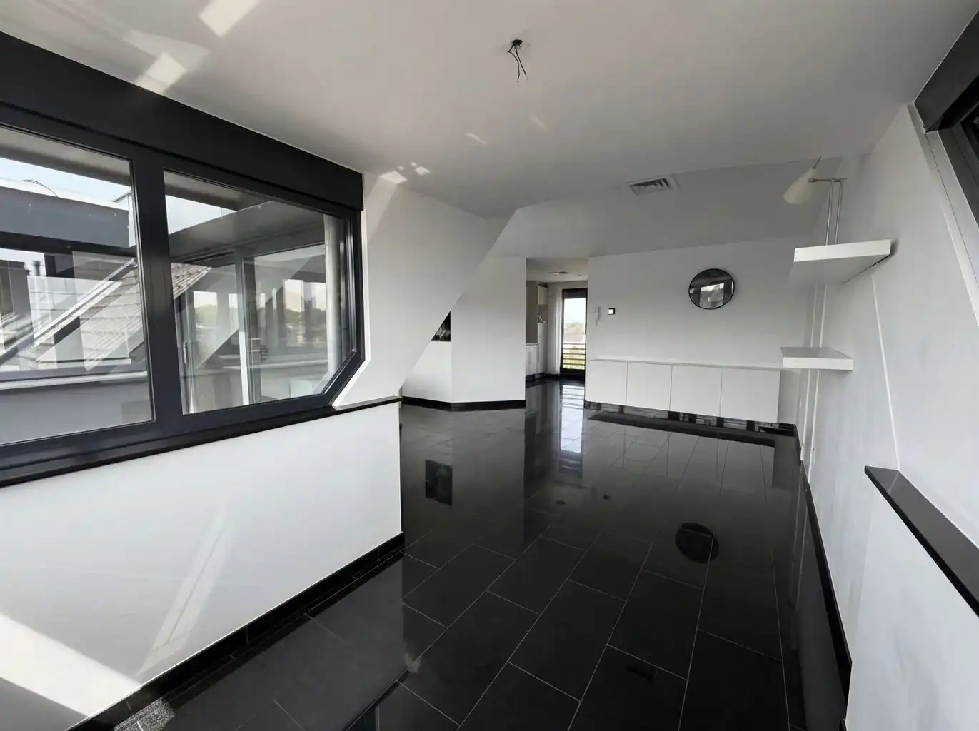 Zeer ruim en stijlvol 1-slaapkamer appartement met extra polyvalente ruimte en terrasje in het centrum van Neeroeteren.  foto 3