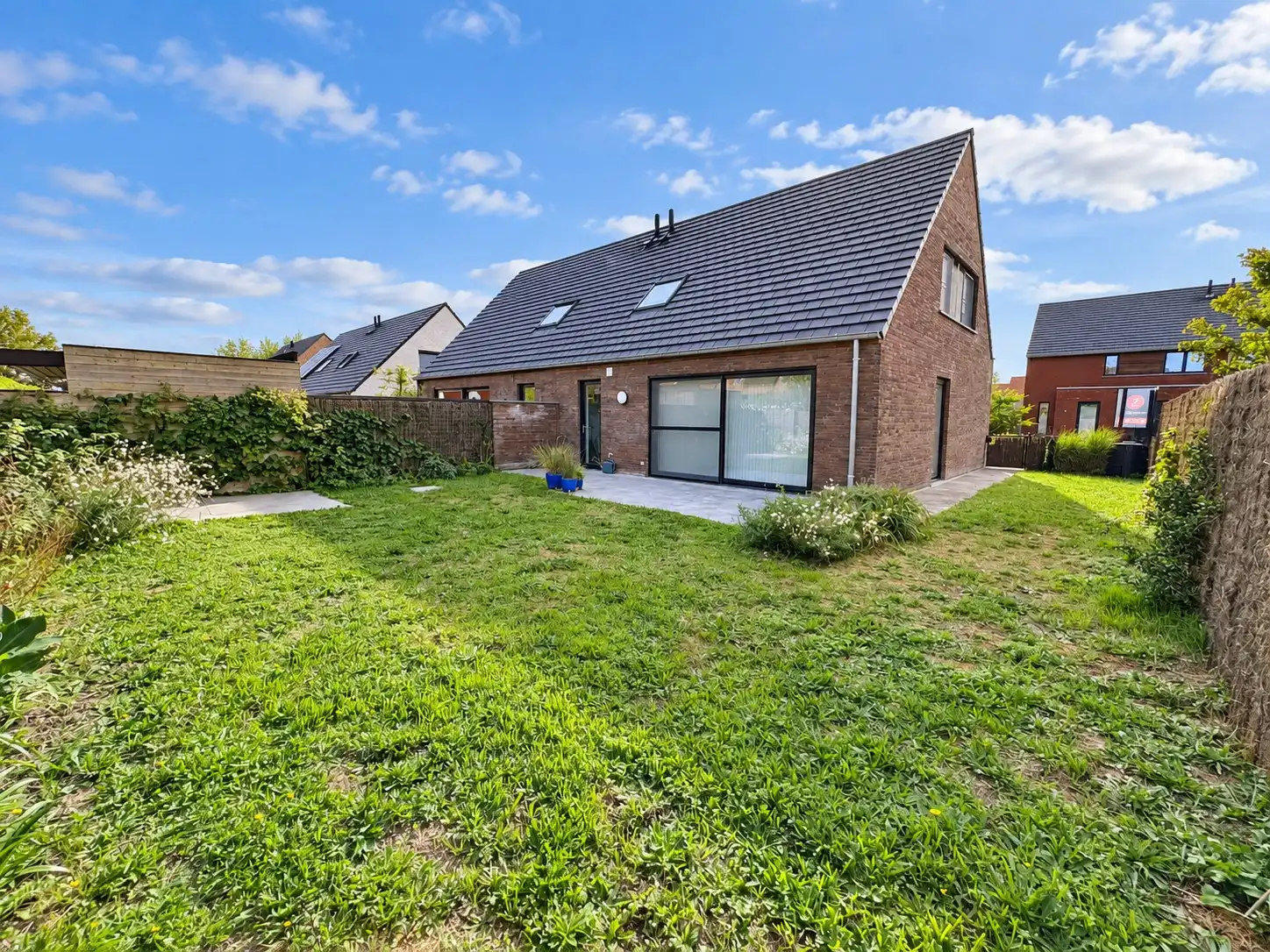 Recent, energiezuinig en tot in de puntjes afgewerkt: deze prachtige BEN-woning uit 2021 combineert modern wooncomfort met een rustige en groene ligging. foto 2