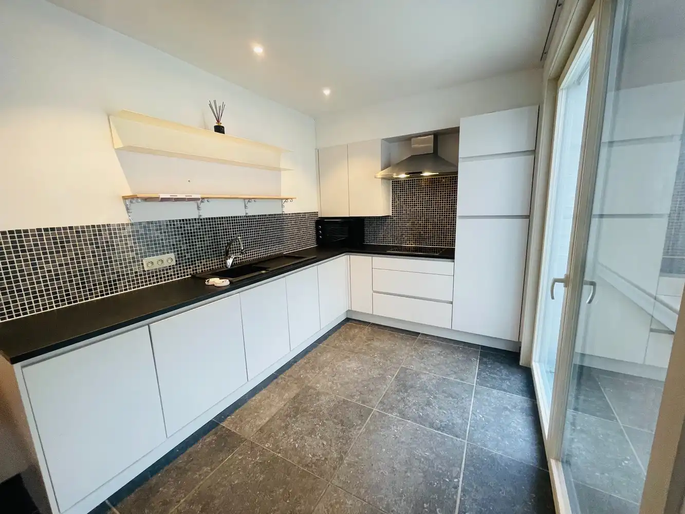 Brugge CENTRUM&nbsp; , vlakbij de LANGE REI&nbsp; INSTAPKLAAR NET degelijk gerenoveerd energiezuinig &nbsp;lichtrijk WOONHUIS met 3 SLAAPKAMERS en koer. foto 3