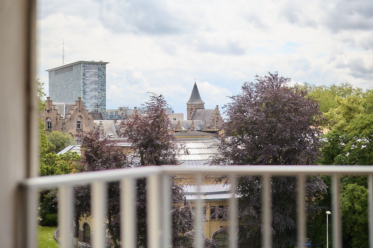 Exclusief en luxueus appartement met groot inpandig terras, drie slaapkamers, twee badkamers en ruime bureau foto 11